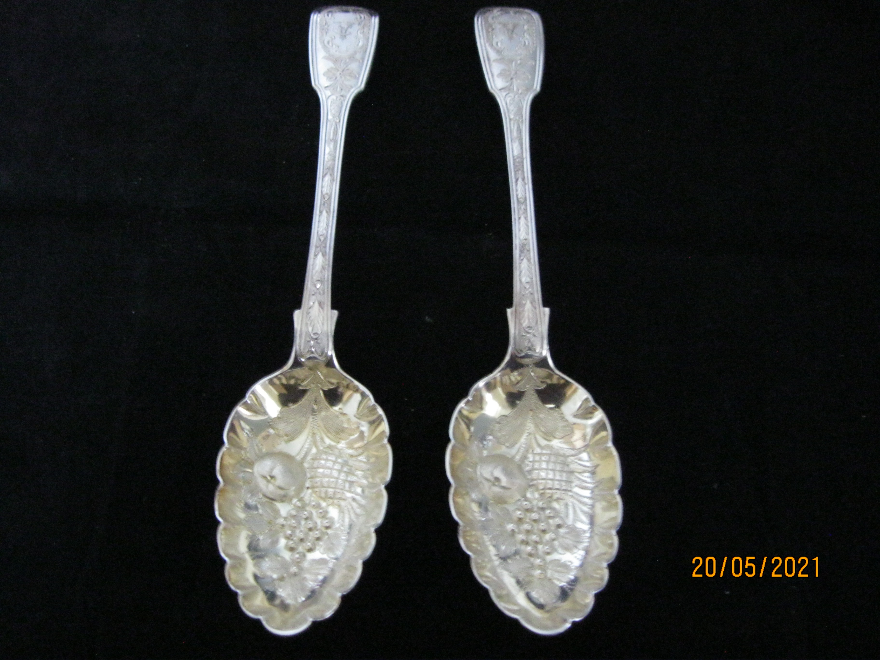 Pair Of Antique Victorian Silver & Gilt Berry Spoons In Case 1845 - Image 2 of 9