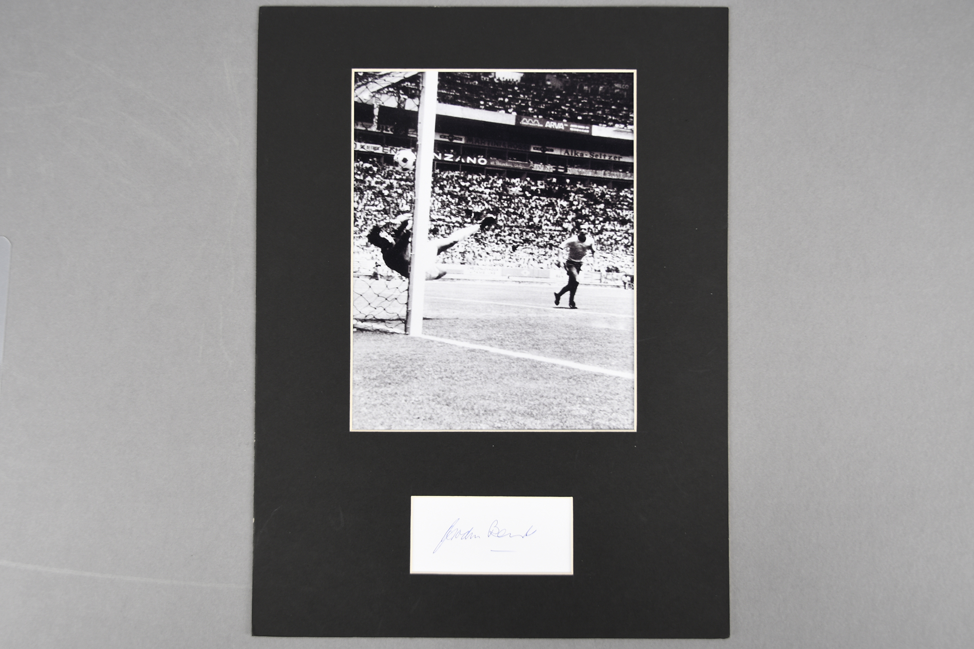 GORDON BANKS Original signature. - Image 3 of 3