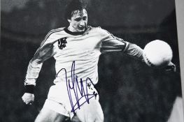 JOHAN CRUYFF (1947 - 2016) Original signature on photo.