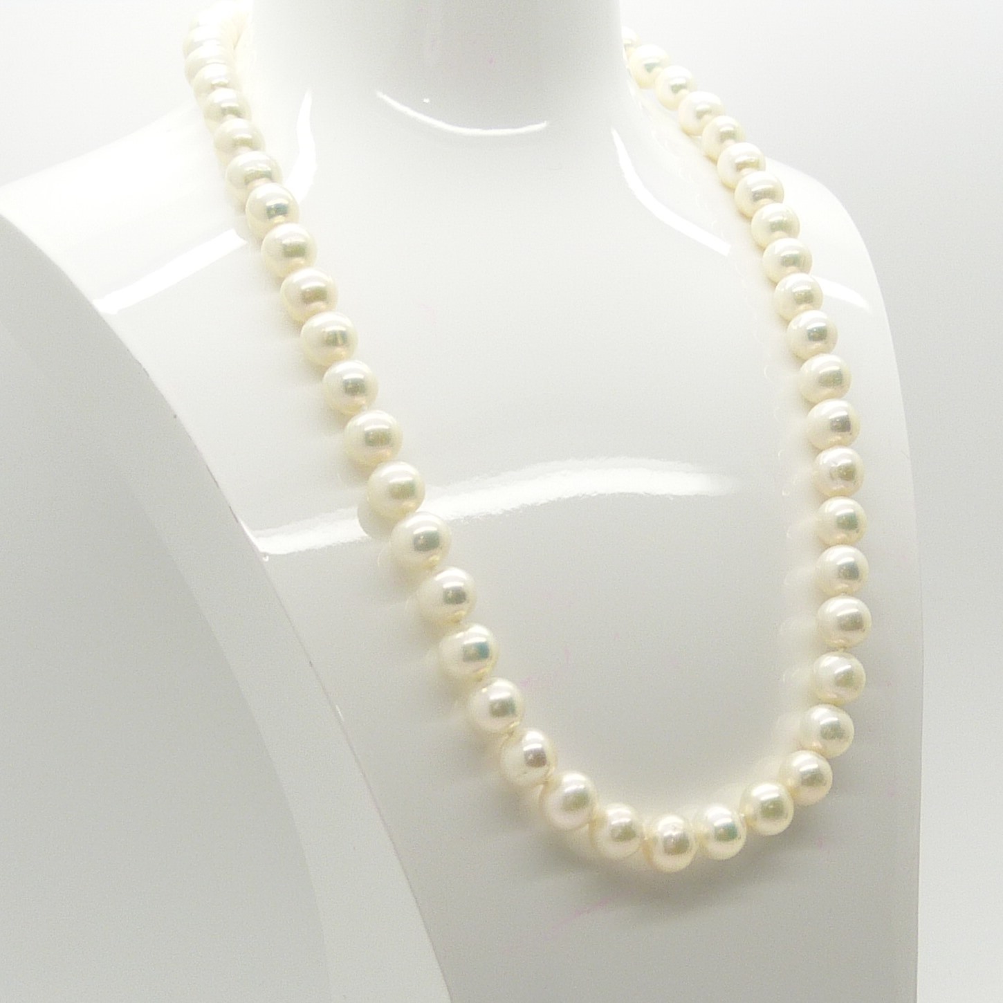 A necklace strung with white cultured pearls and fitted with a 9ct yellow gold clasp - Image 6 of 7