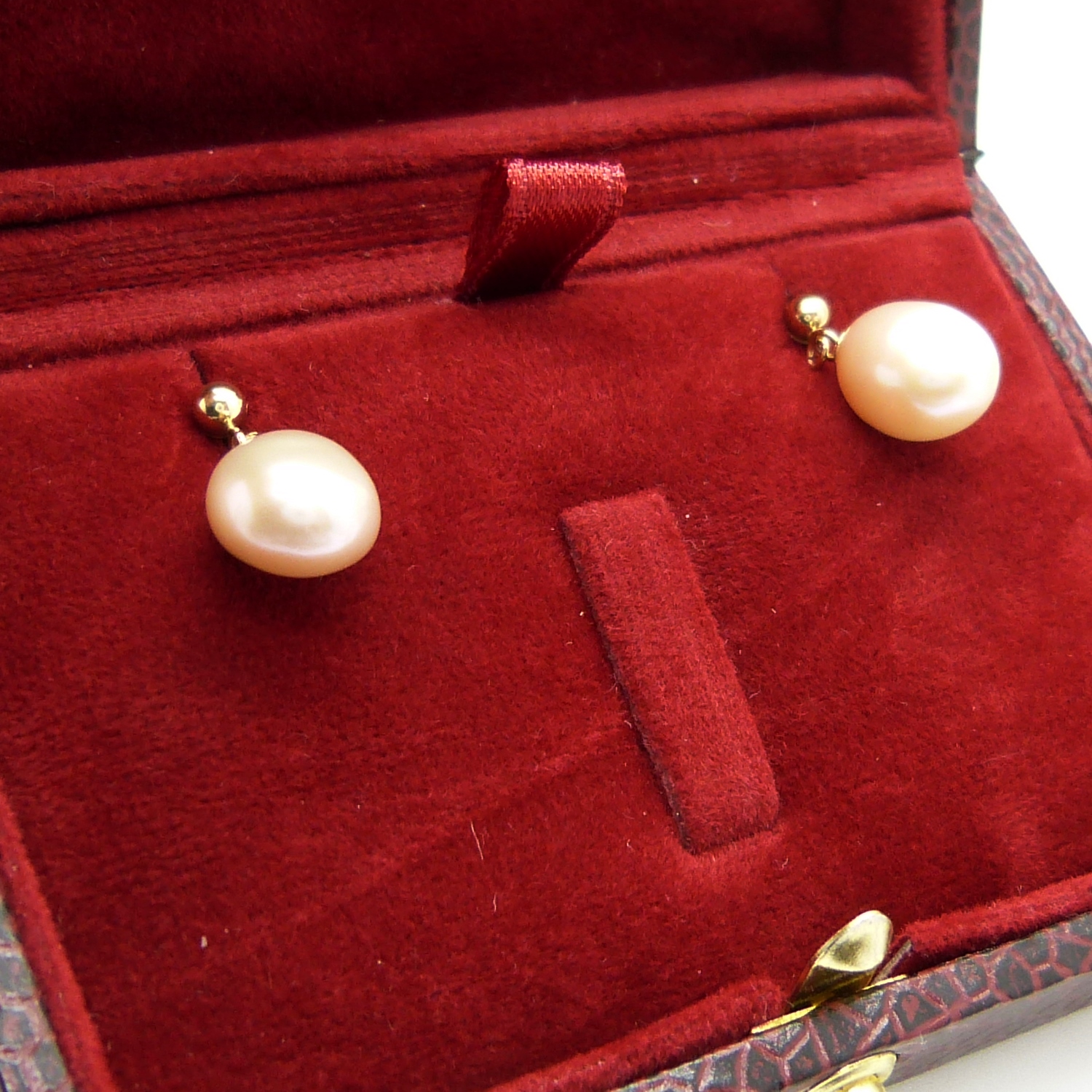 A pair of white freshwater pearl drop ear studs in 9ct yellow gold, boxed - Image 4 of 5
