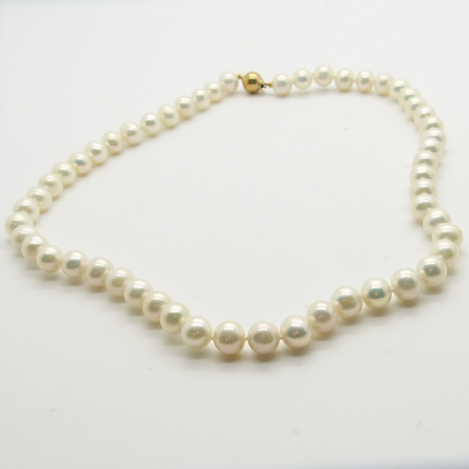 A necklace strung with white cultured pearls and fitted with a 9ct yellow gold clasp - Image 3 of 7