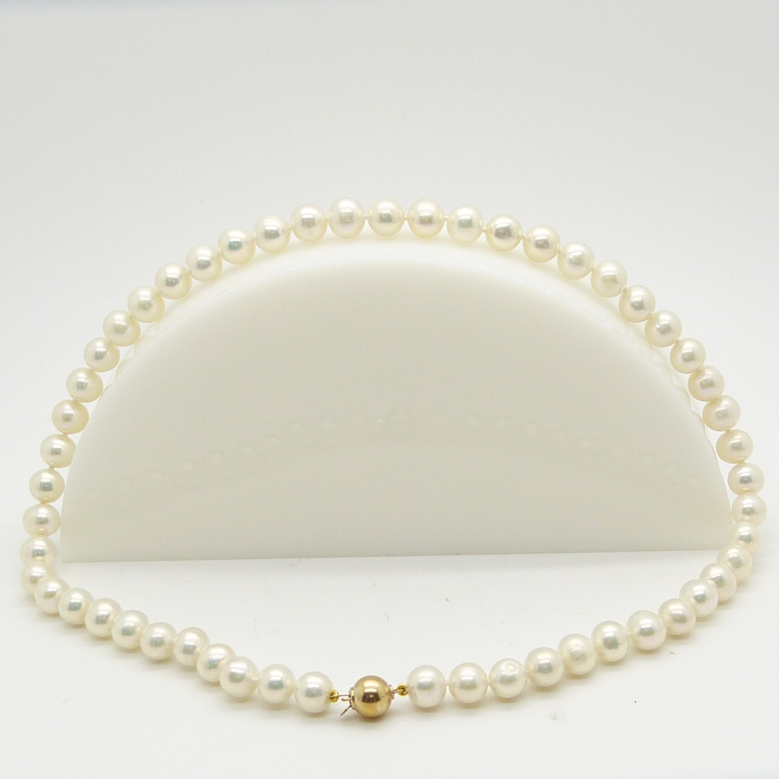 A necklace strung with white cultured pearls and fitted with a 9ct yellow gold clasp - Image 4 of 7