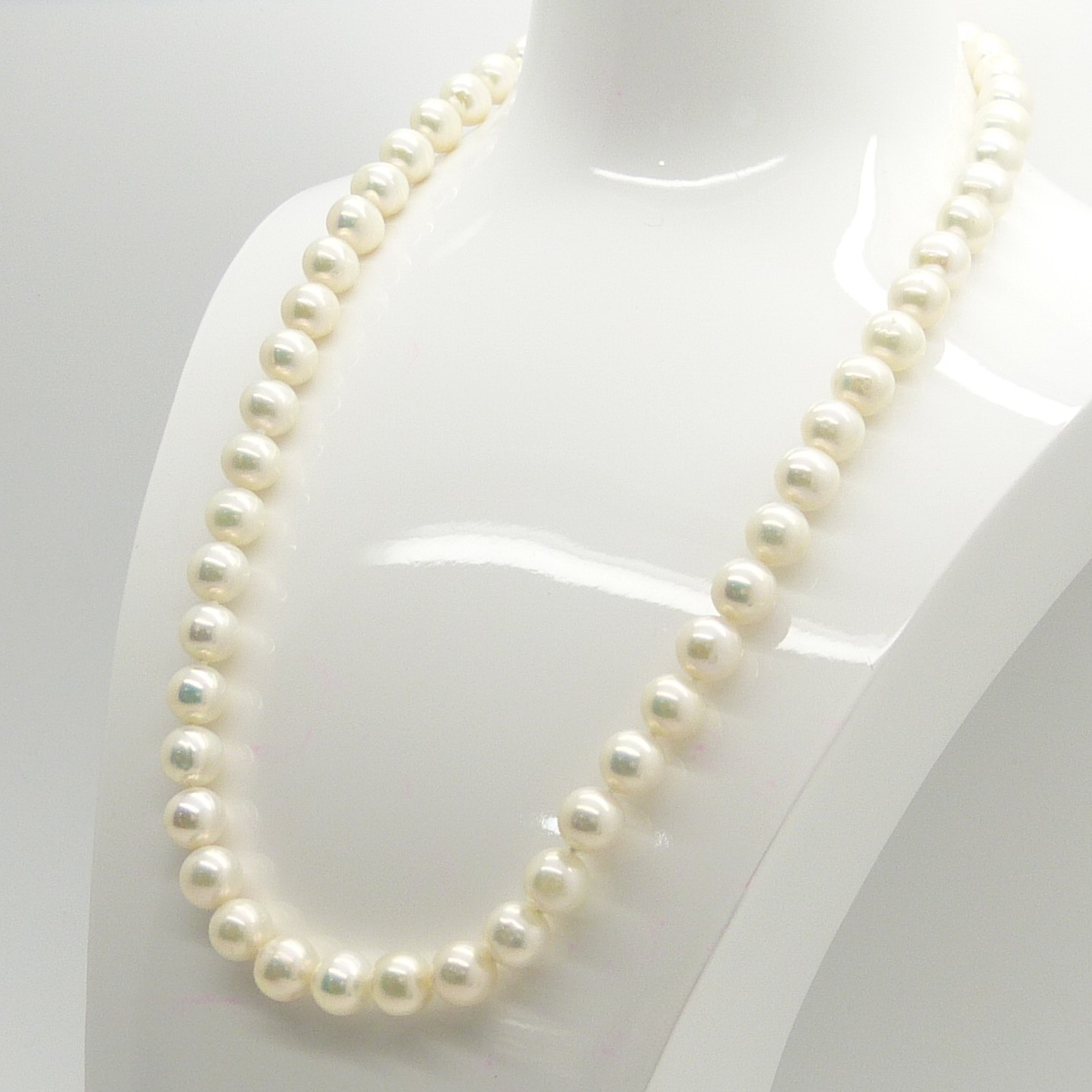 A necklace strung with white cultured pearls and fitted with a 9ct yellow gold clasp - Image 2 of 7