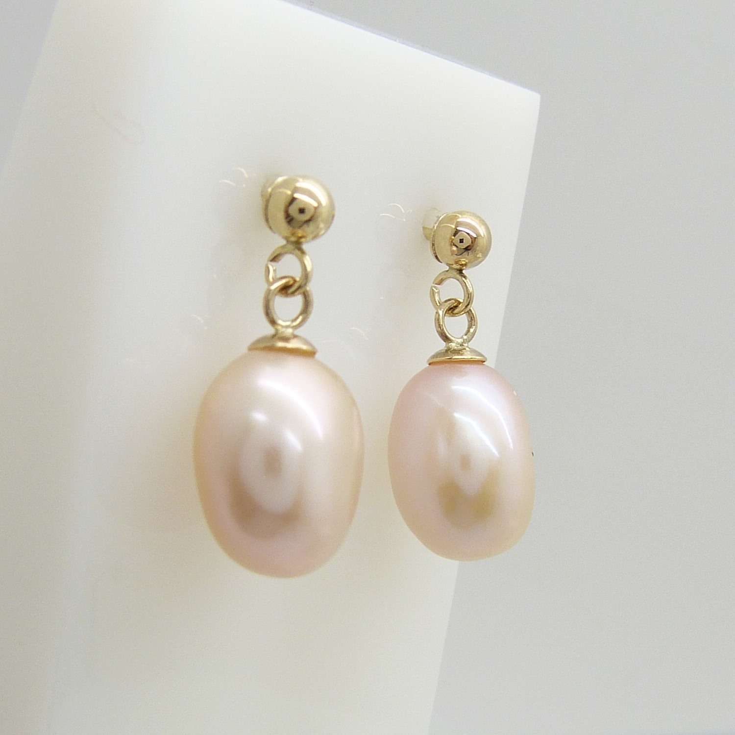 A pair of white freshwater pearl drop ear studs in 9ct yellow gold, boxed - Image 5 of 5
