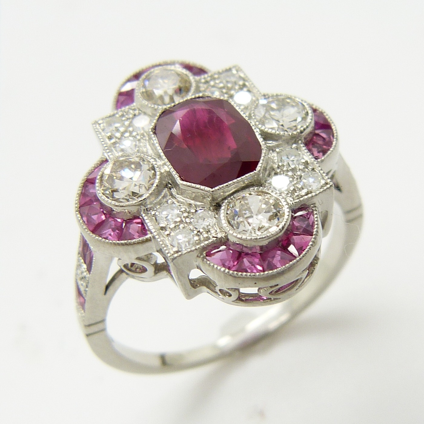 An Edwardian / Deco-style platinum ring set with rubies and diamonds - Image 3 of 7