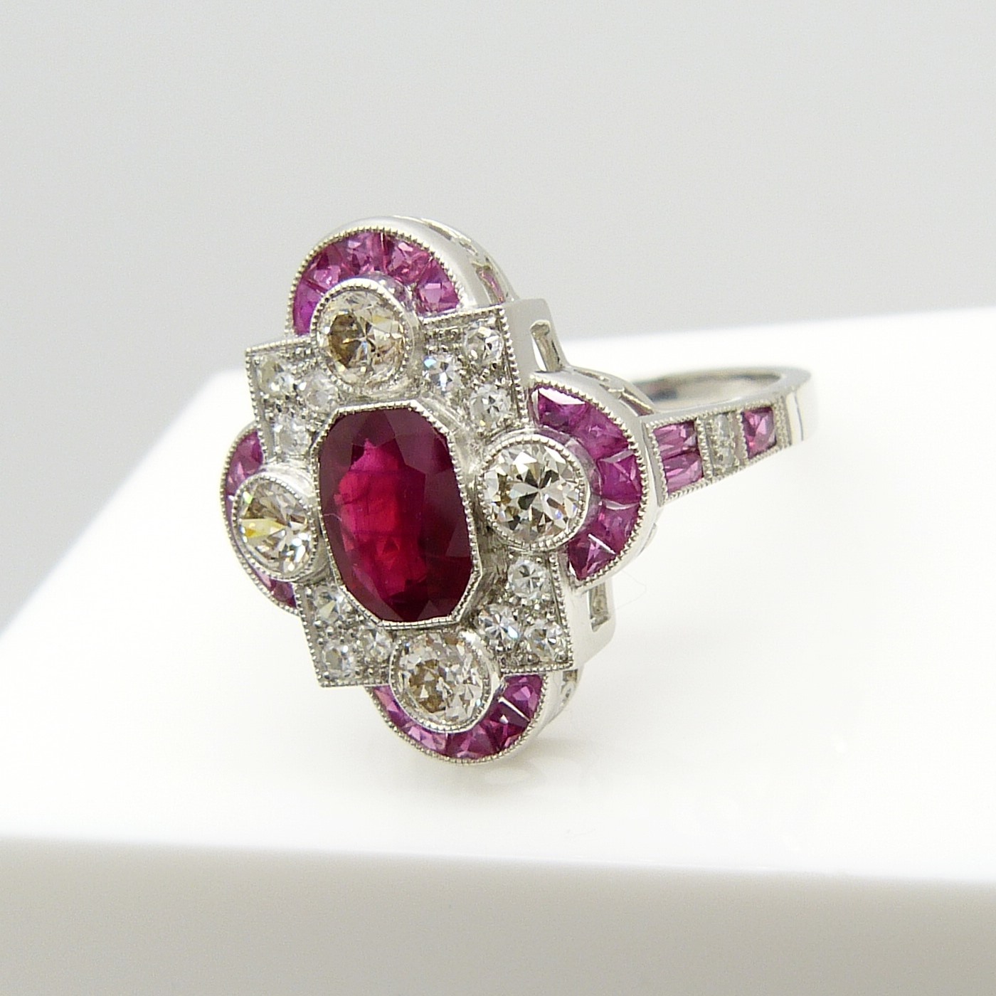 An Edwardian / Deco-style platinum ring set with rubies and diamonds - Image 2 of 7