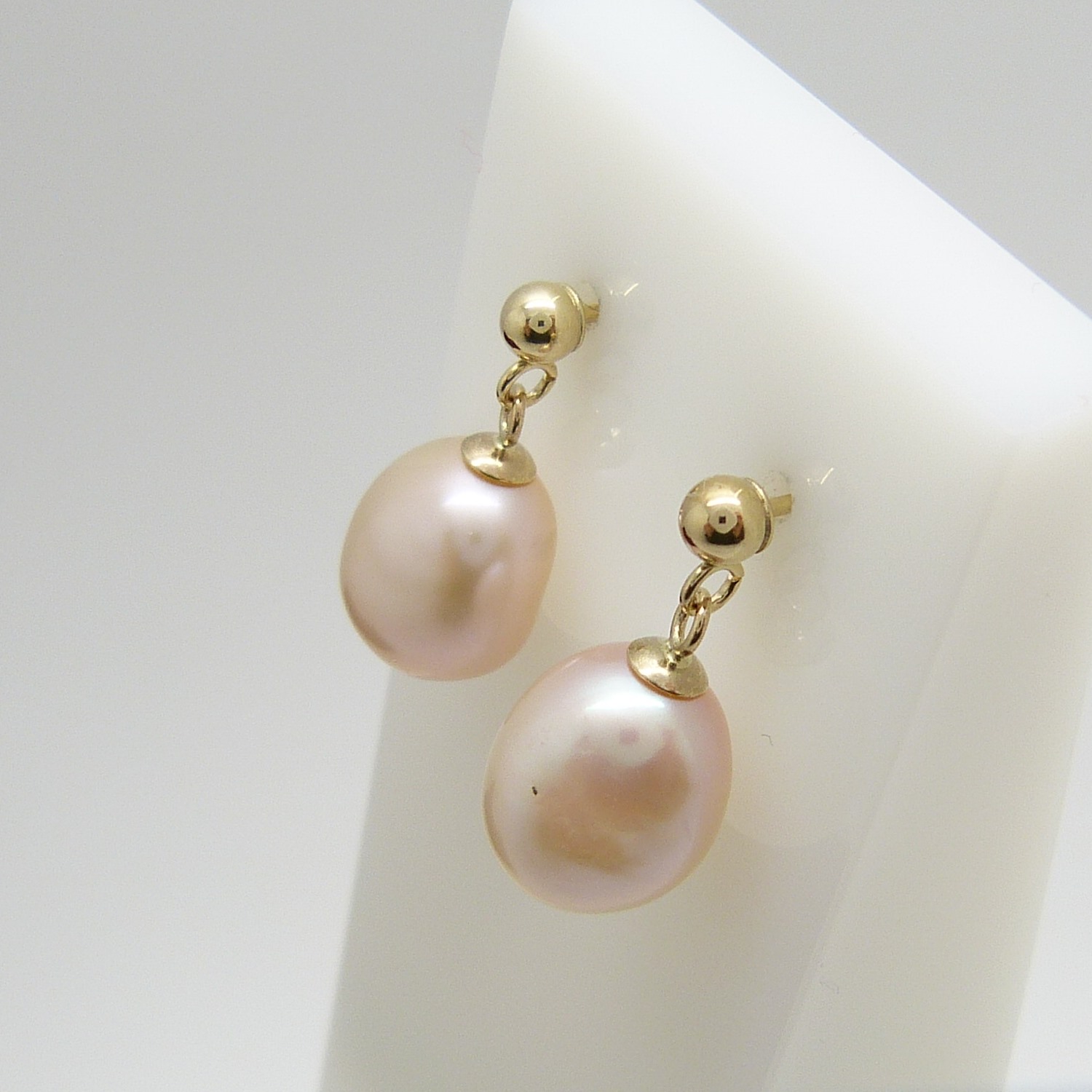 A pair of white freshwater pearl drop ear studs in 9ct yellow gold, boxed - Image 2 of 5