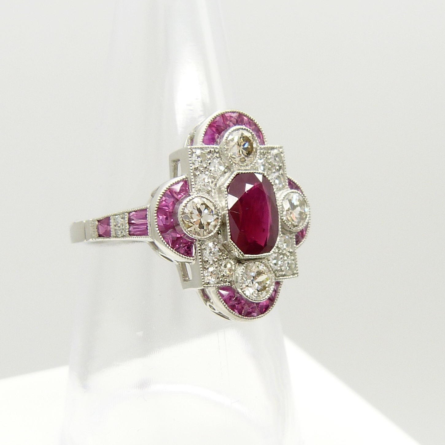 An Edwardian / Deco-style platinum ring set with rubies and diamonds - Image 7 of 7