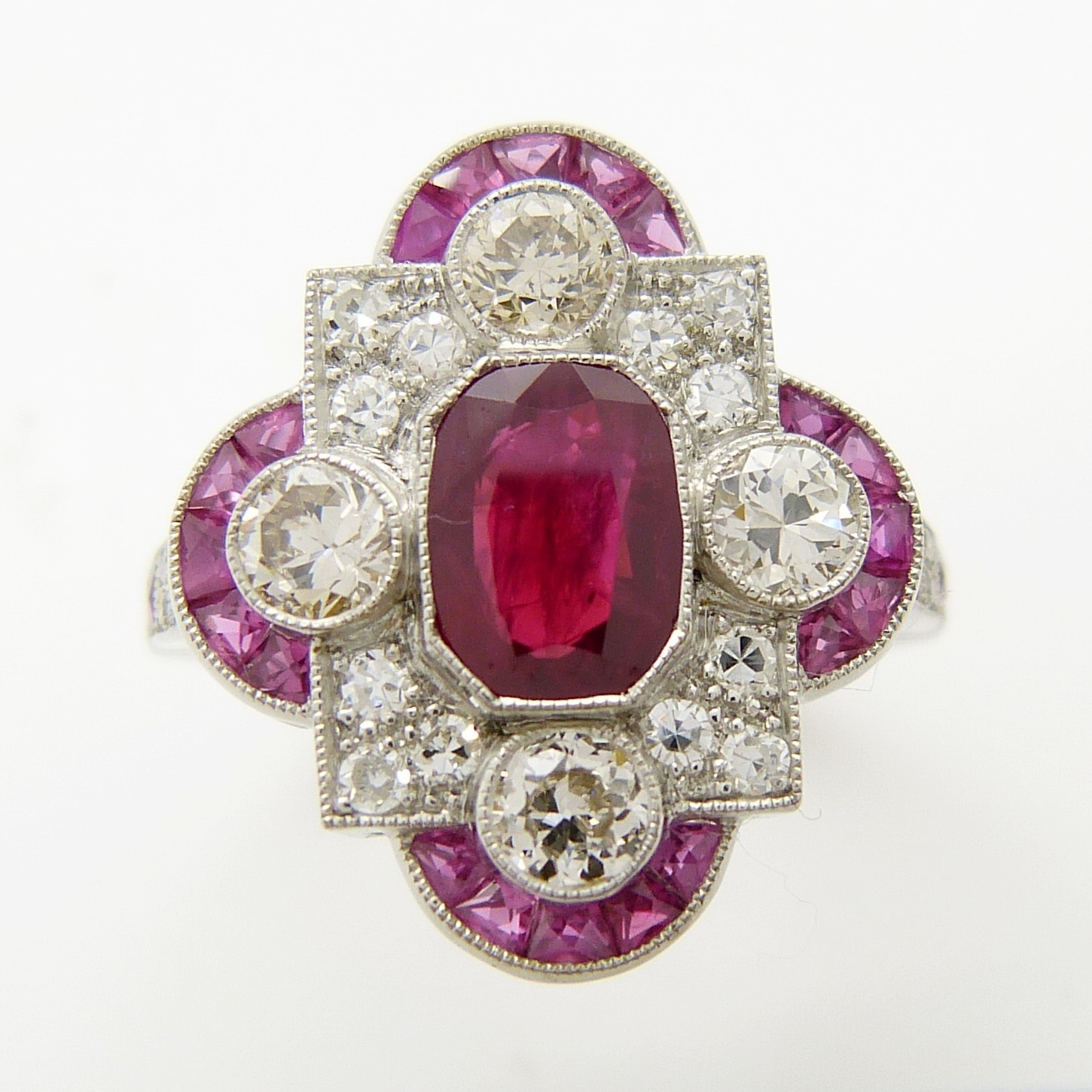 An Edwardian / Deco-style platinum ring set with rubies and diamonds - Image 4 of 7