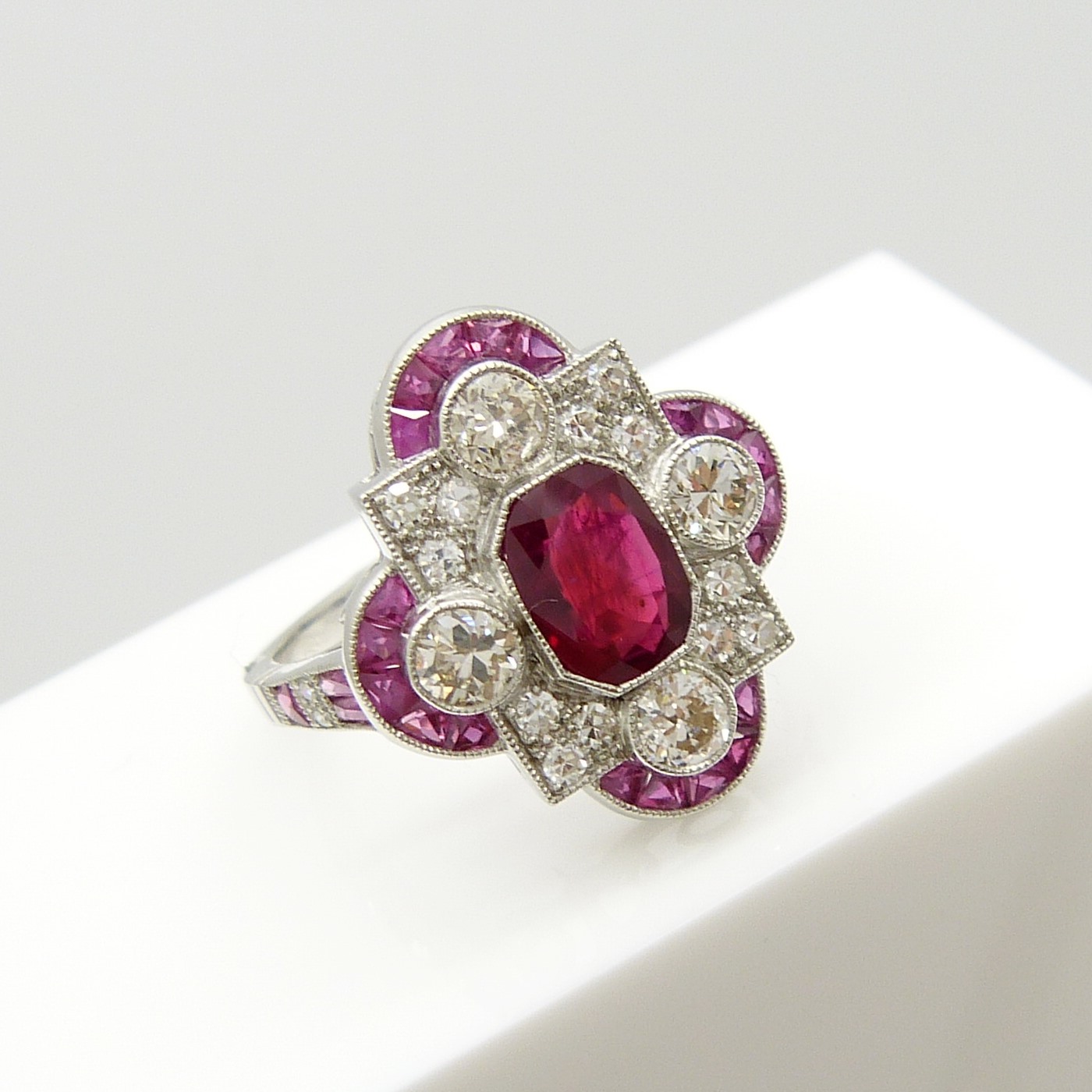 An Edwardian / Deco-style platinum ring set with rubies and diamonds - Image 5 of 7