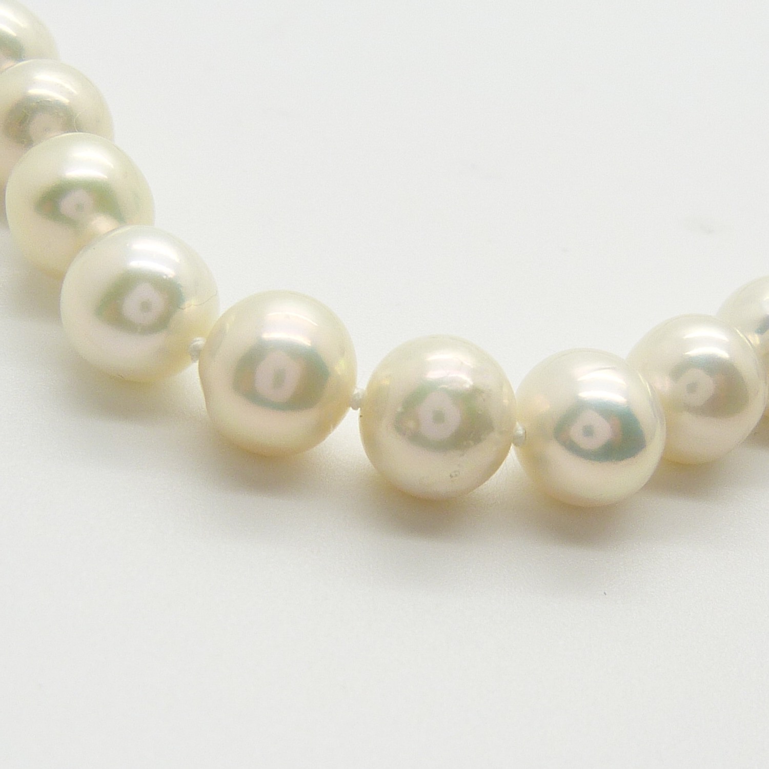 A necklace strung with white cultured pearls and fitted with a 9ct yellow gold clasp - Image 7 of 7