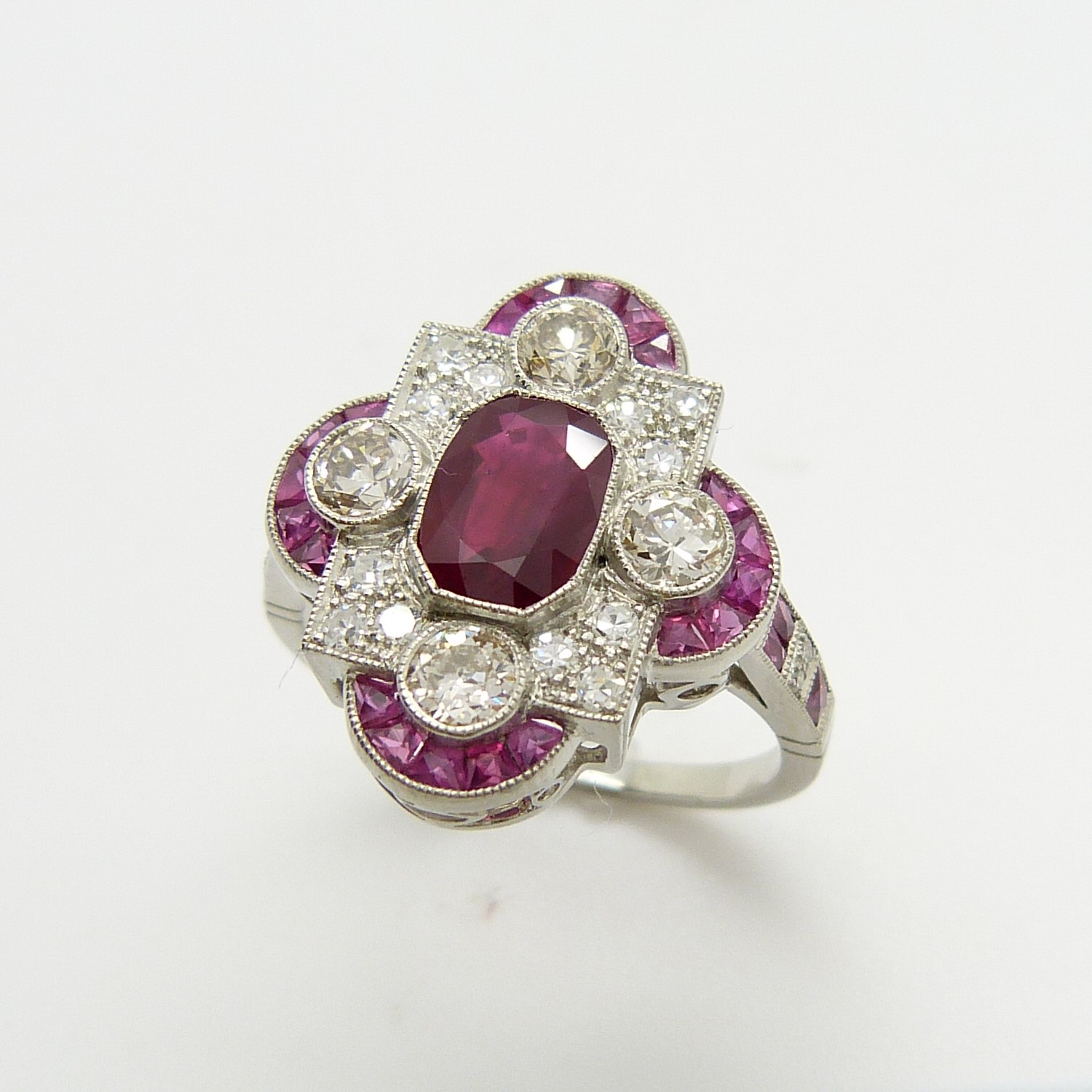 An Edwardian / Deco-style platinum ring set with rubies and diamonds - Image 6 of 7