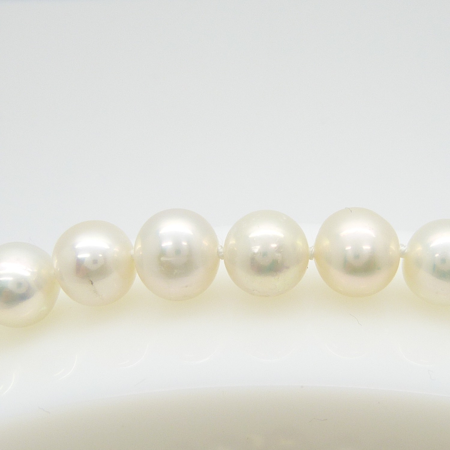 A necklace strung with white cultured pearls and fitted with a 9ct yellow gold clasp - Image 5 of 7