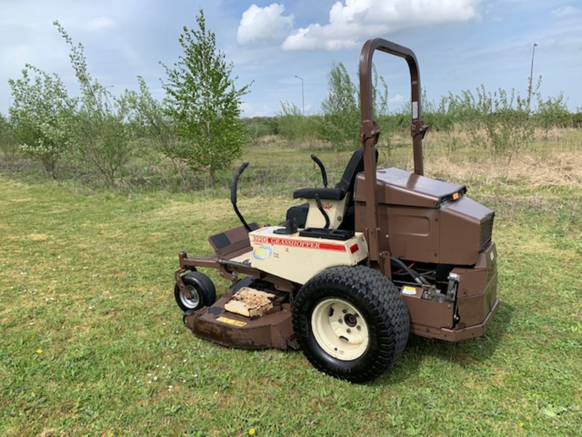 Grasshopper 322d Zero-turn mower Kubota diesel - Image 3 of 6