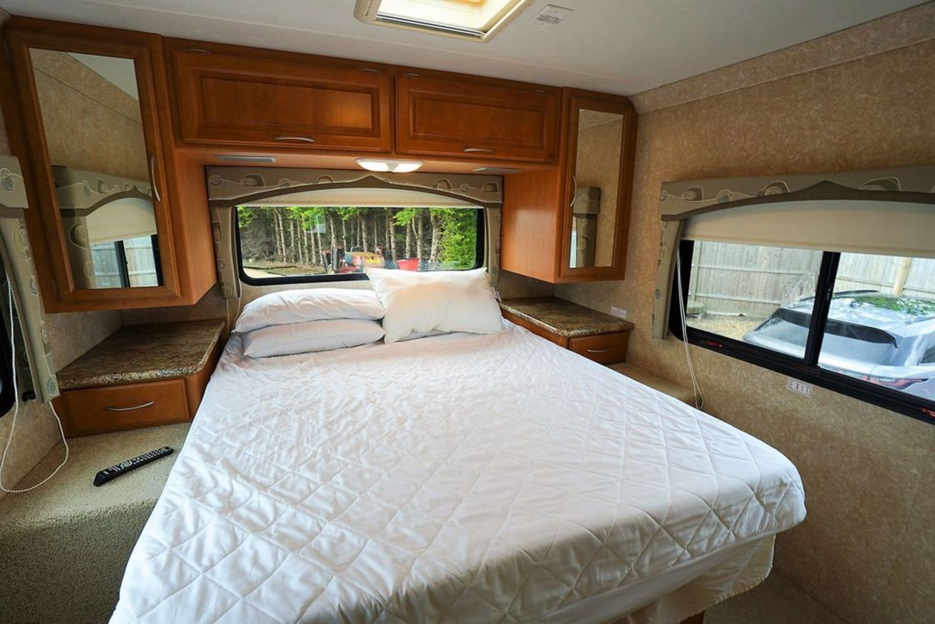 2009 Four Winds International Hurricane Motorhome - Image 10 of 22