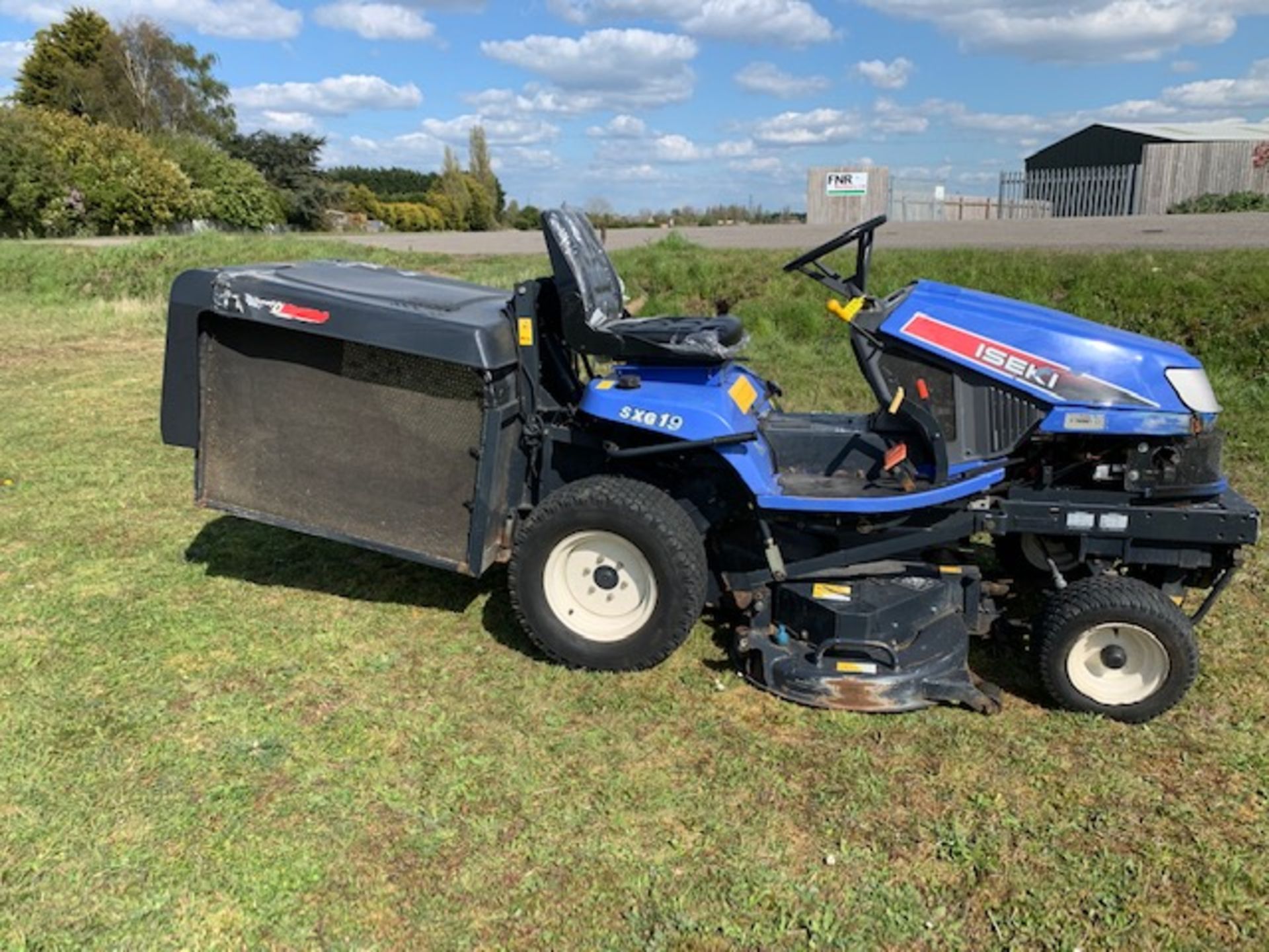 Iseki SXG19 Ride-on mower collector - Diesel - Image 2 of 6