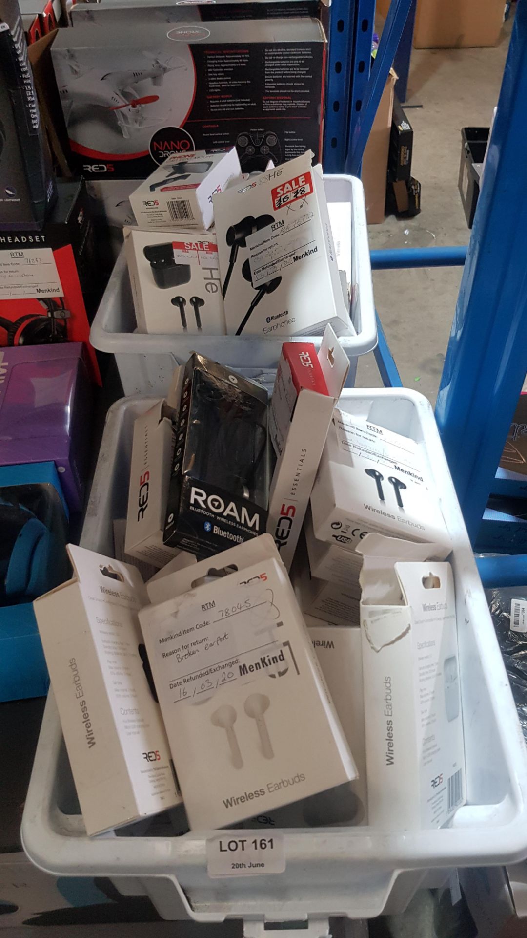 (R2K) Contents Of 2 Containers. To Inc A Qty Of Red5 Wireless Ear Buds. Red5 Phone Car Vent Mount. - Image 4 of 4