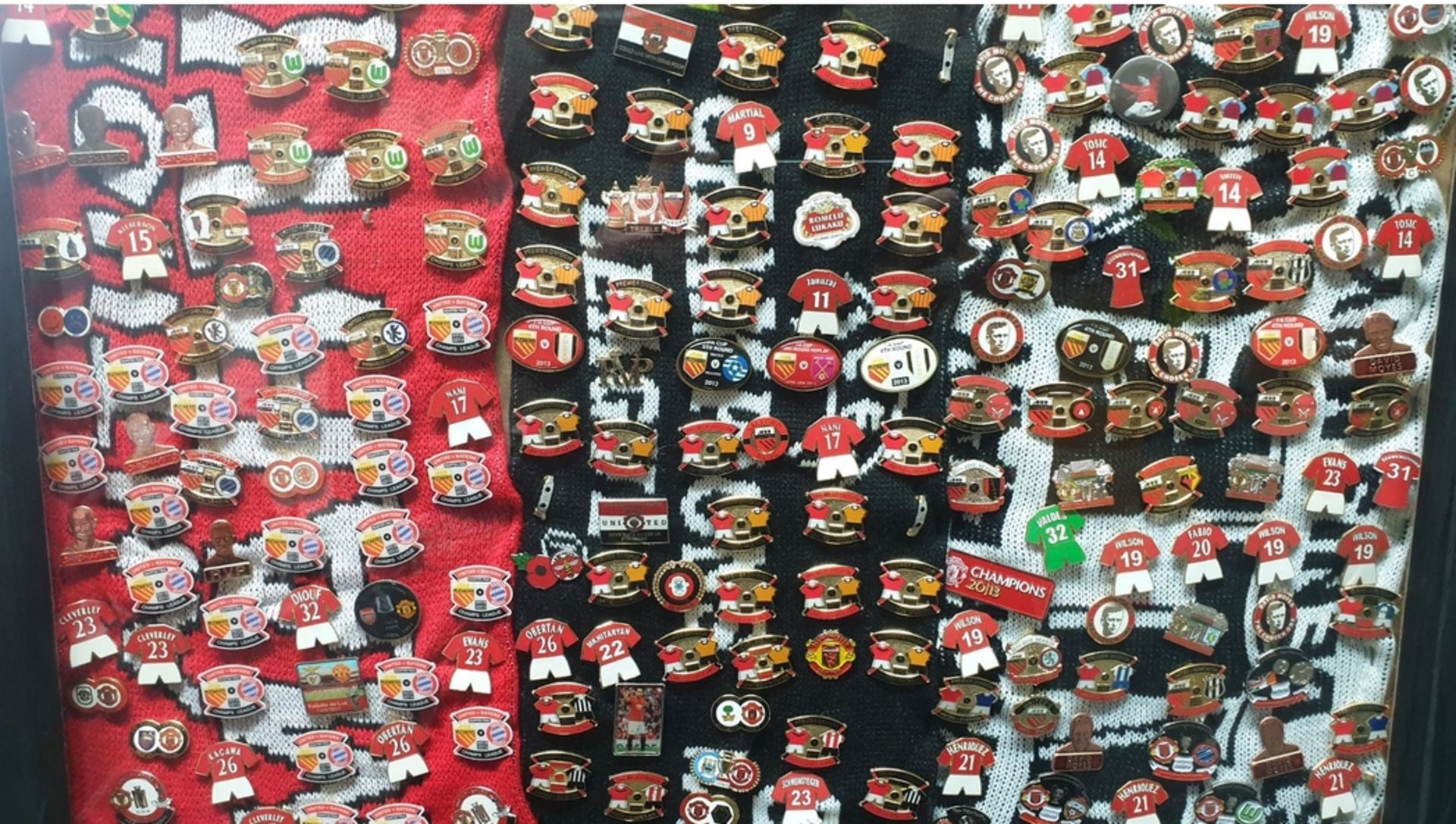 Over 300 Plus Manchester United Pin Badges - Image 3 of 3
