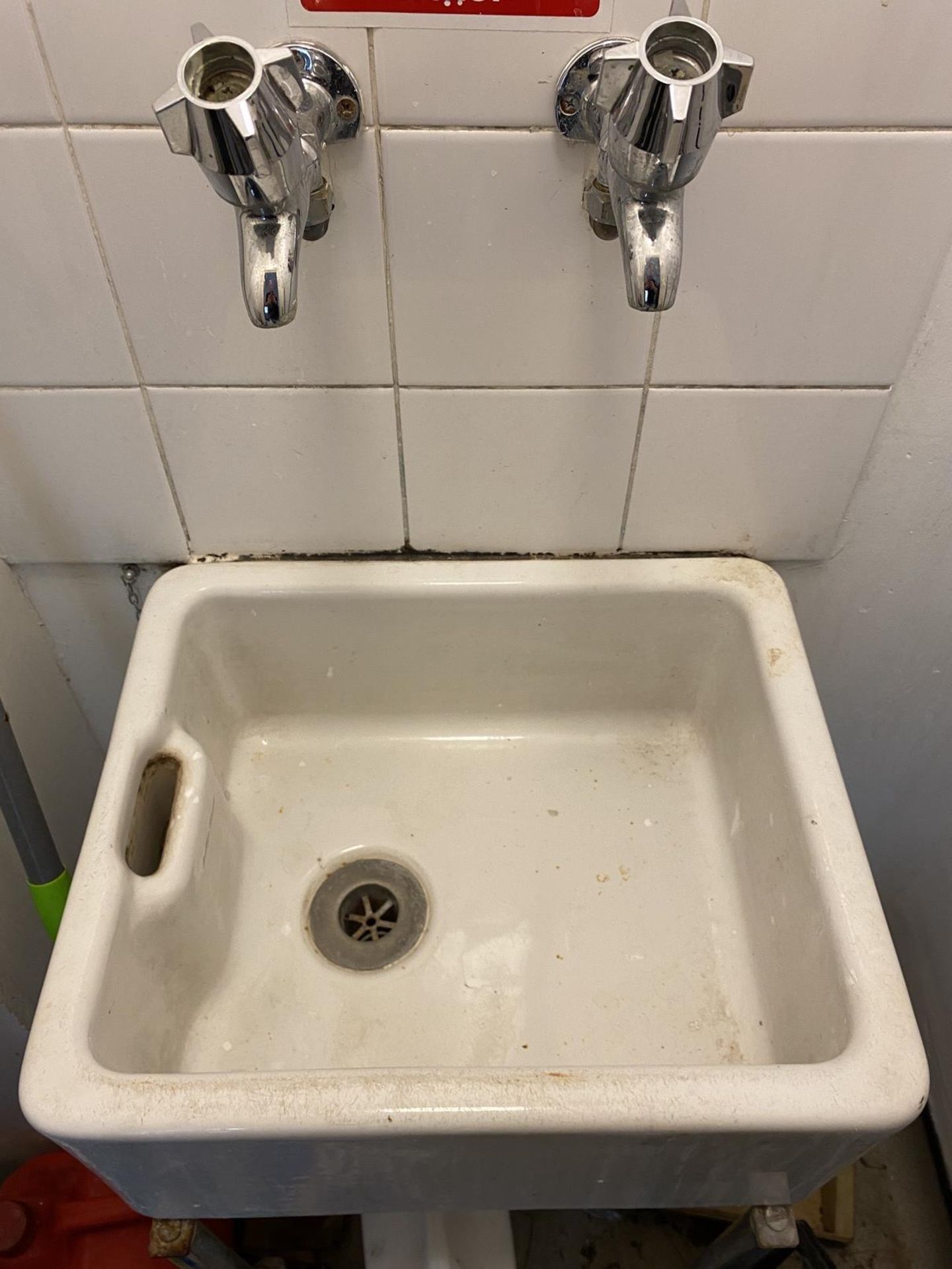 Belfast sink with legs - Image 2 of 2