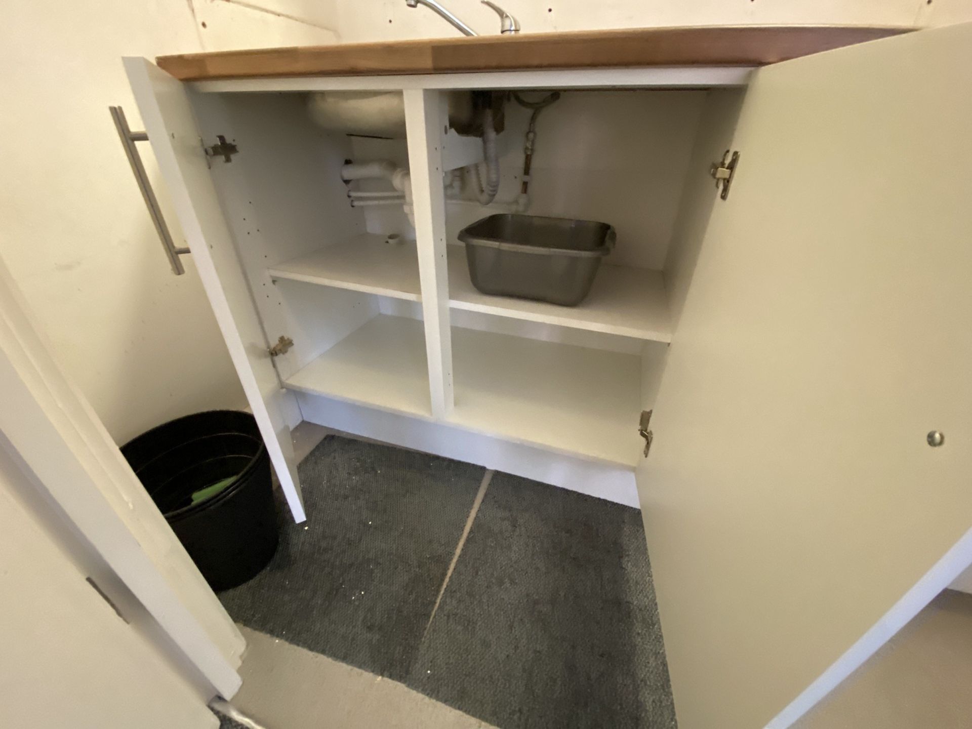 Kitchen units with sink - Image 3 of 3