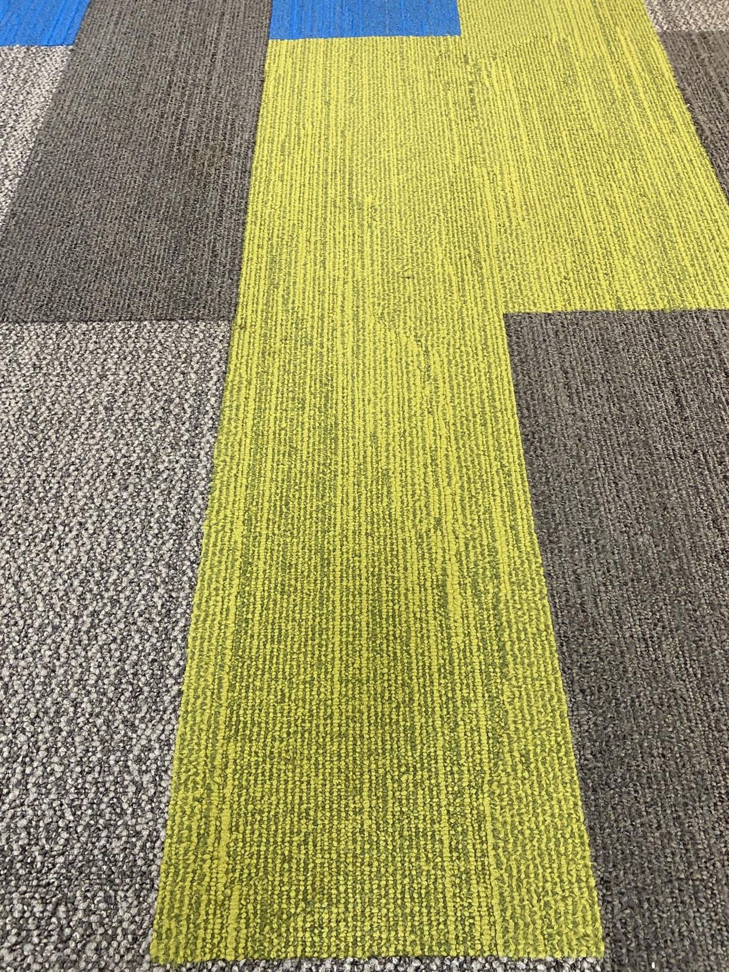 65 x green rectangular carpet tiles + - Image 2 of 2