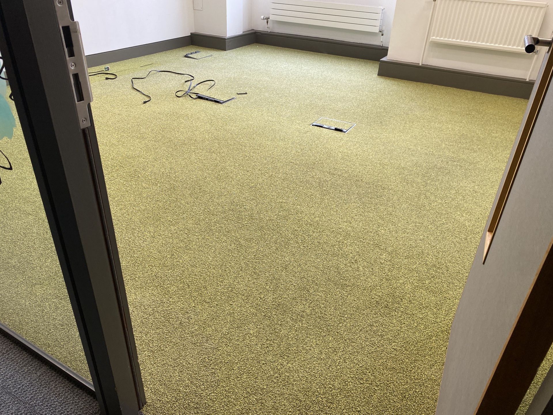 Green carpet tiles 4.8m x 4.4m - Image 2 of 2