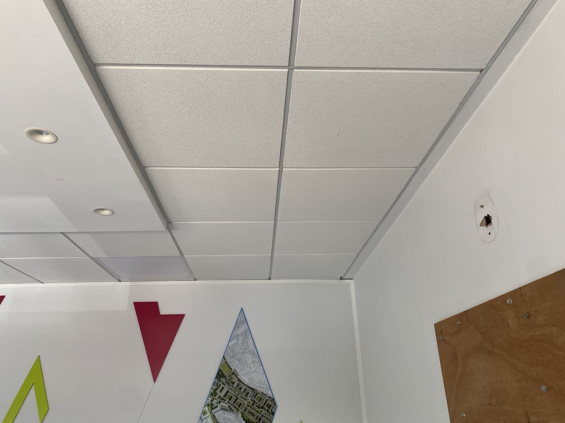 Ceiling tiles x 102 white - Image 2 of 4