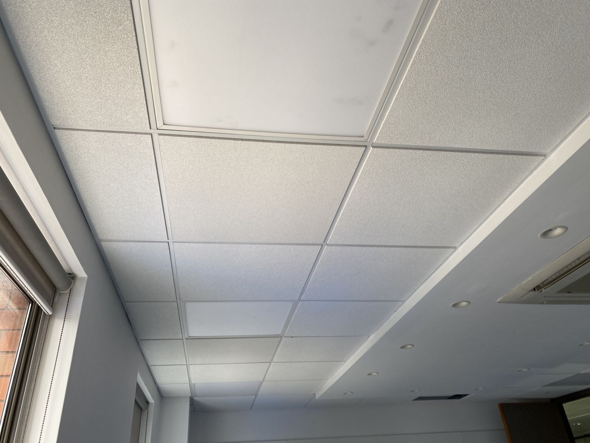 Ceiling tiles x 102 white - Image 3 of 4