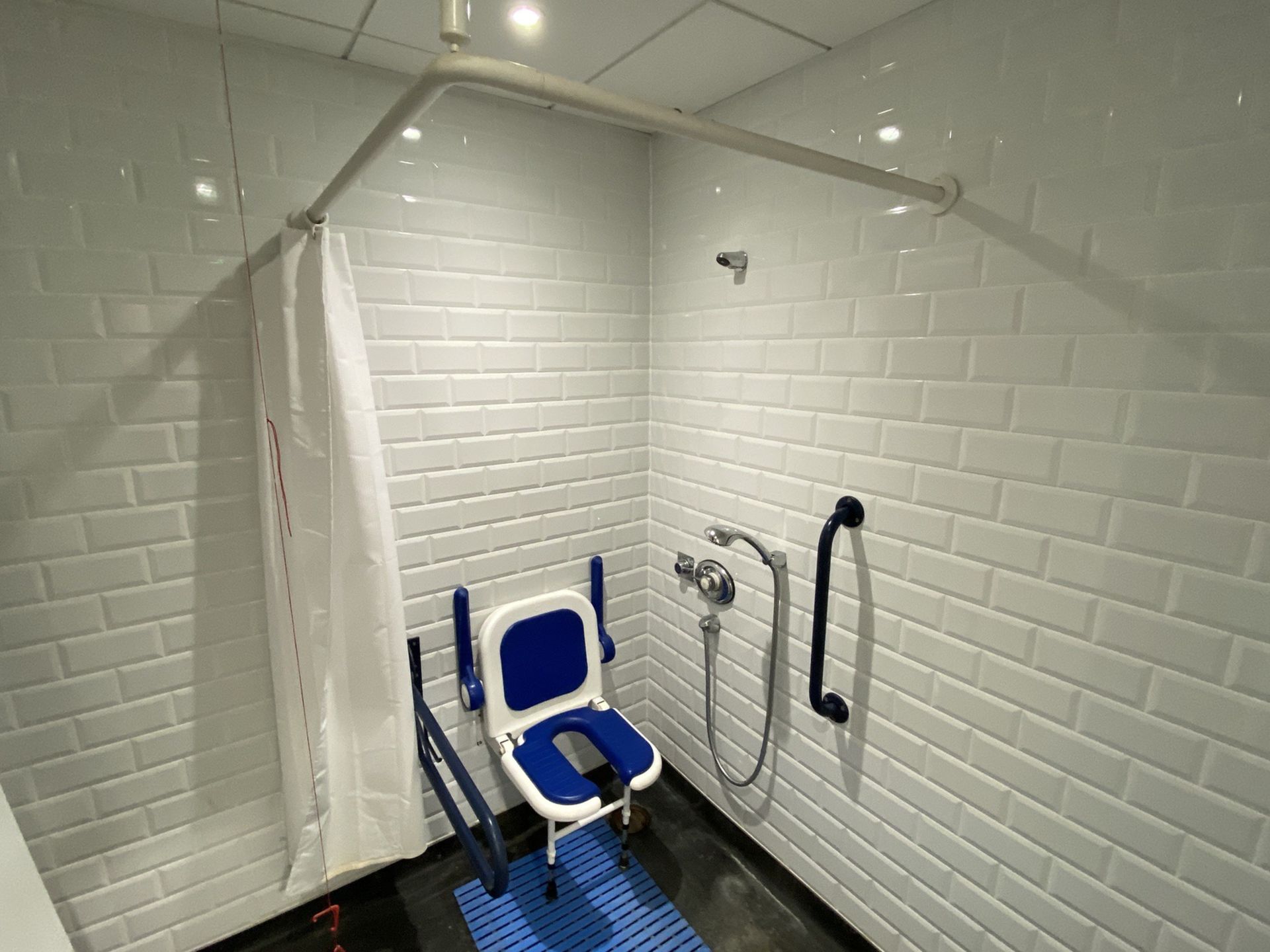 Contents of disabled shower room - Image 5 of 7