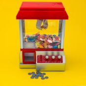(R15) 5 Items. 4x Candy Grabber. 1x Freezer Bear Slushie Machine.