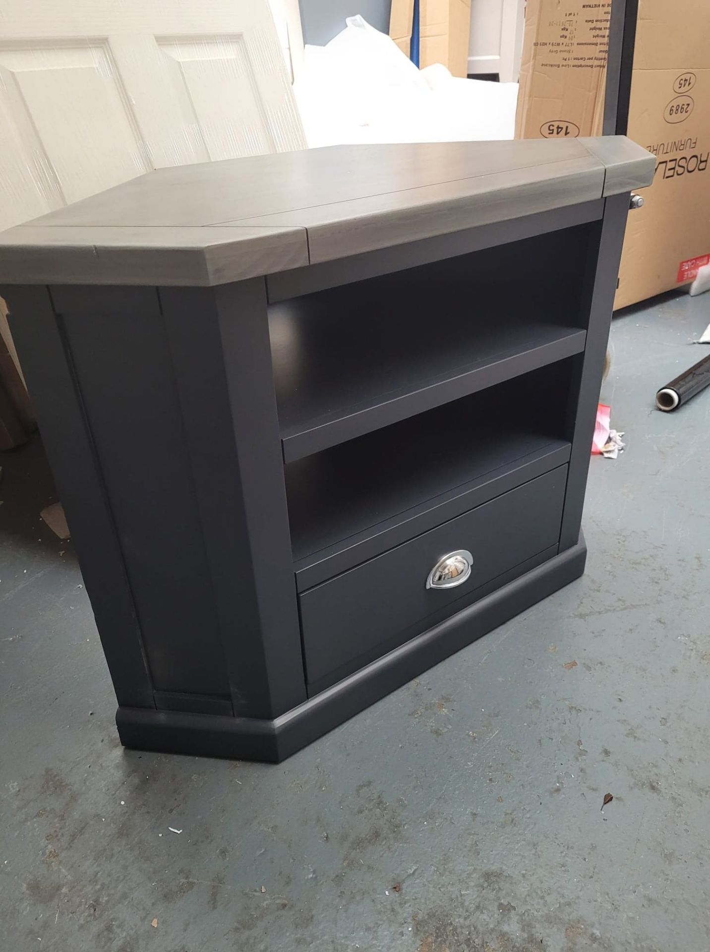 ROSELAND BRISTOL CHARCOAL CORNER TV STAND - Image 3 of 5