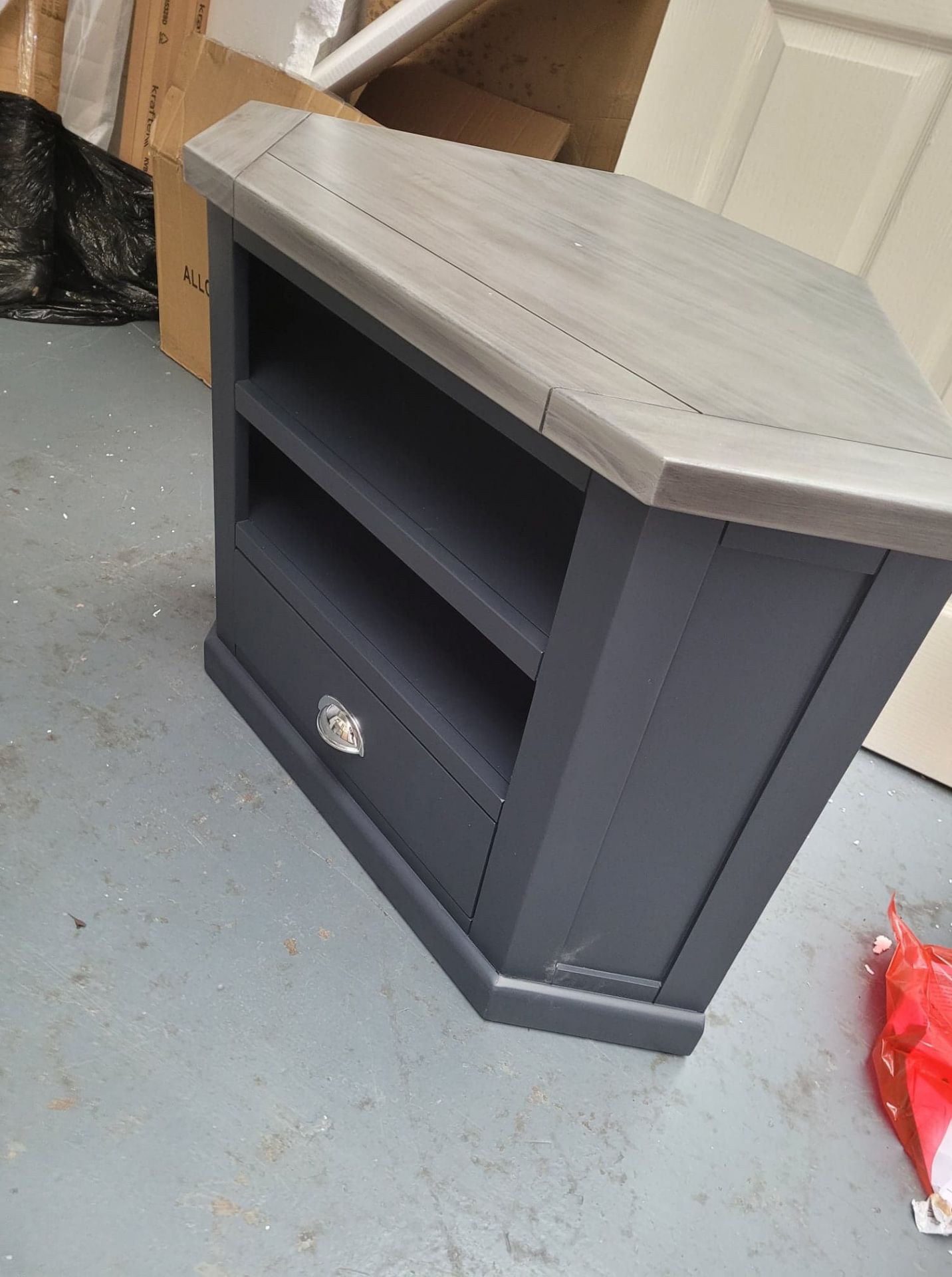 ROSELAND BRISTOL CHARCOAL CORNER TV STAND - Image 2 of 5