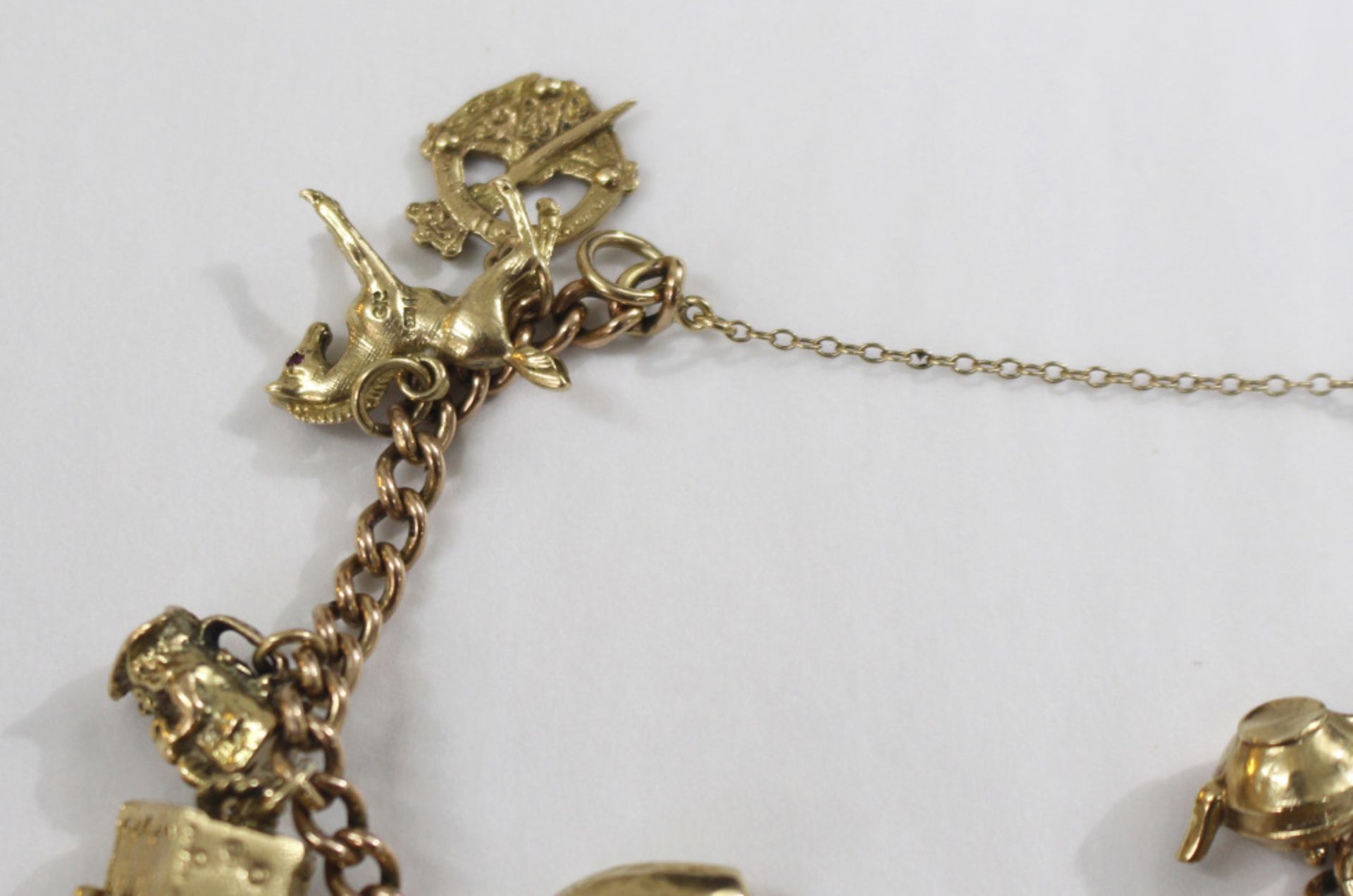 9ct Gold Vintage Charm Bracelet with 14 Charms - Image 3 of 10