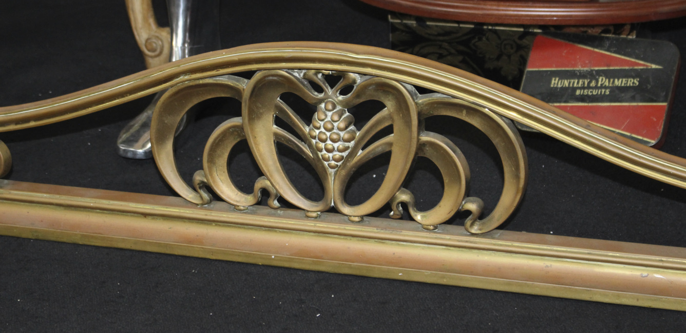 Quality Art Nouveau Brass Fire Fender - Image 3 of 4
