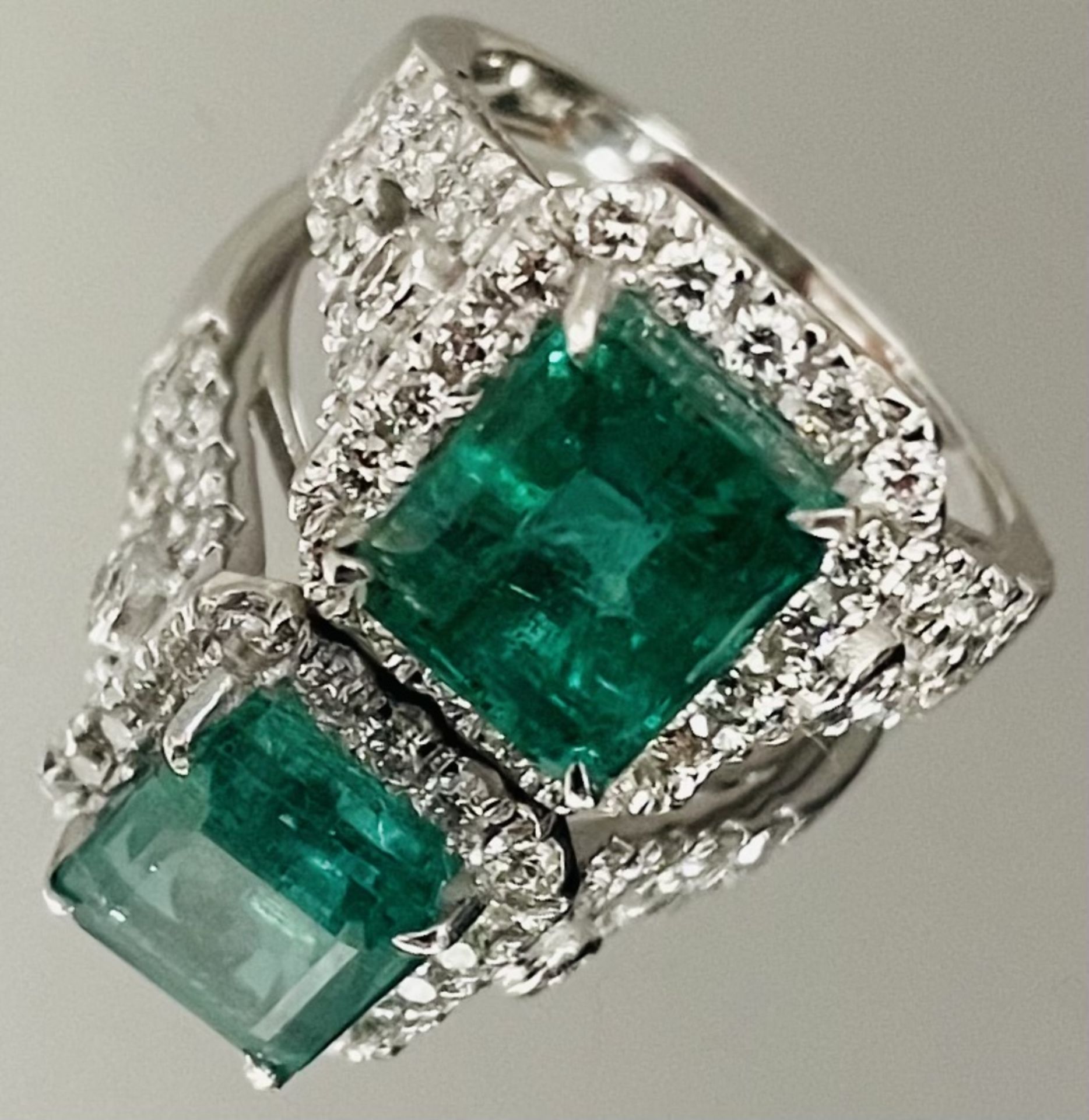 3.49 Carats Zambian Emerald With Natural Diamonds & 18k White Gold - Image 2 of 6