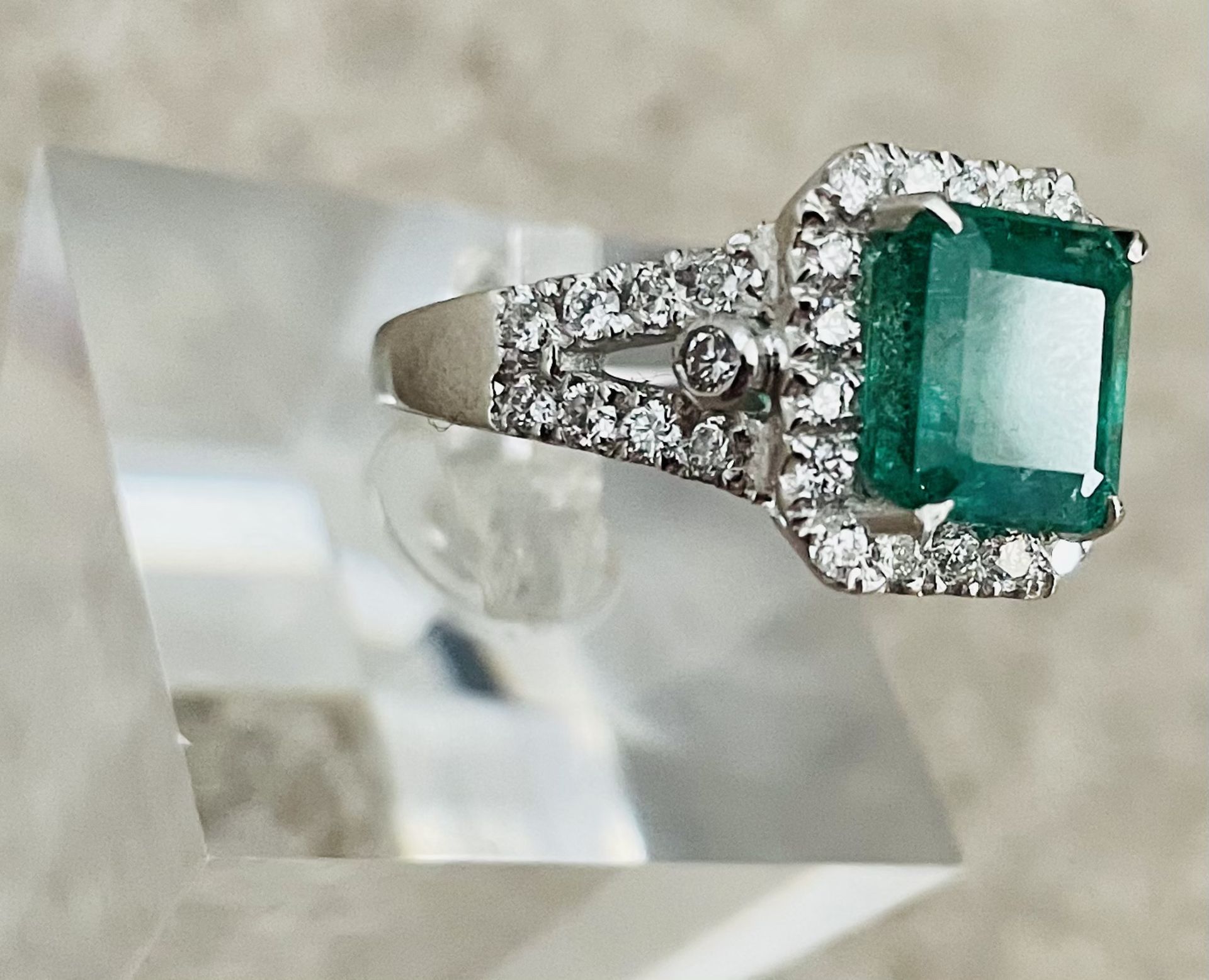 3.49 Carats Zambian Emerald With Natural Diamonds & 18k White Gold - Image 5 of 6