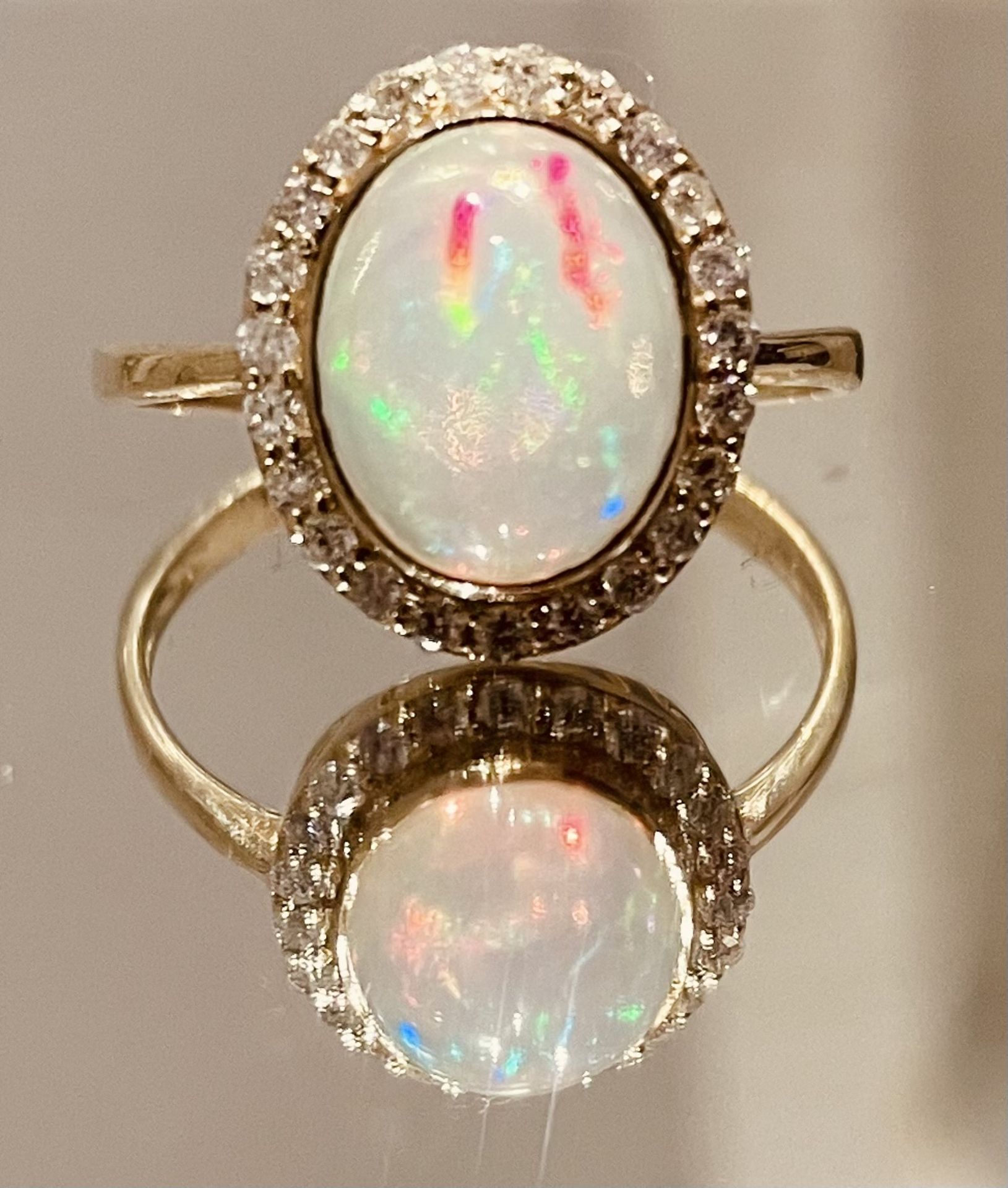 Beautiful Natural Opal Ring With Diamonds and 18k Gold - Image 3 of 4