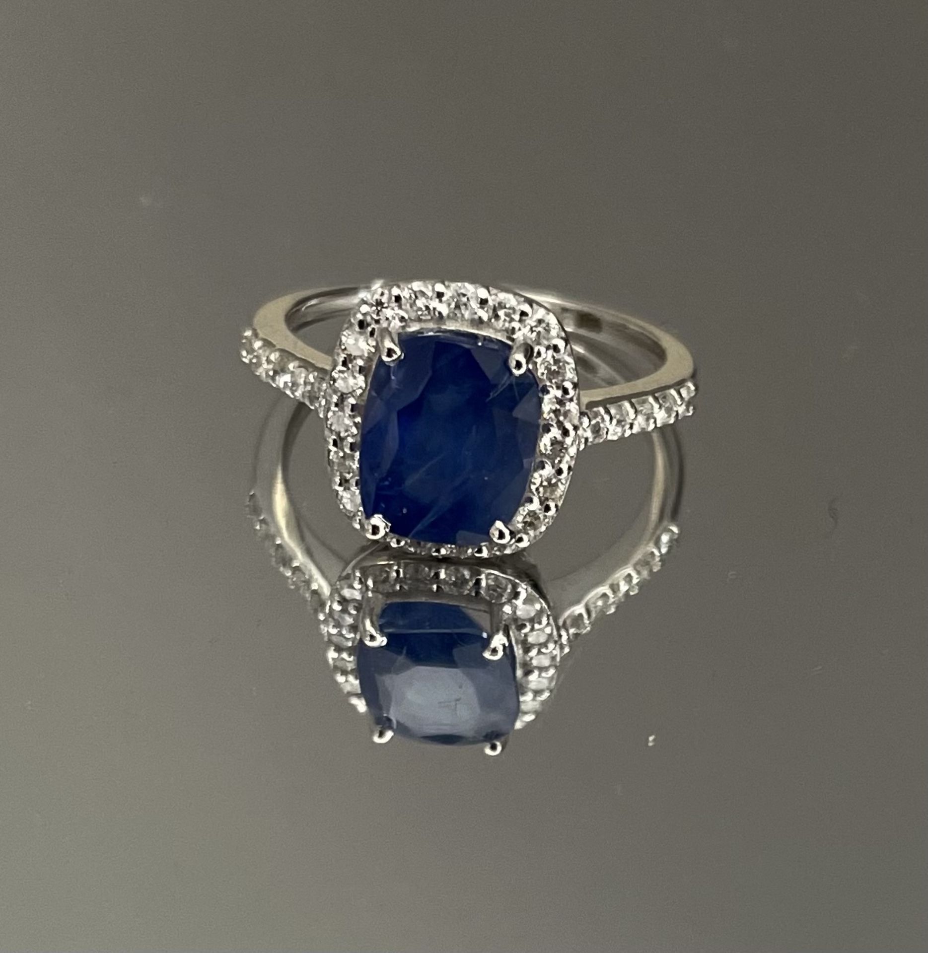 Beautiful Natural Ceylon Blue Sapphire With Natural Diamonds And 18k White Gold - Image 3 of 6