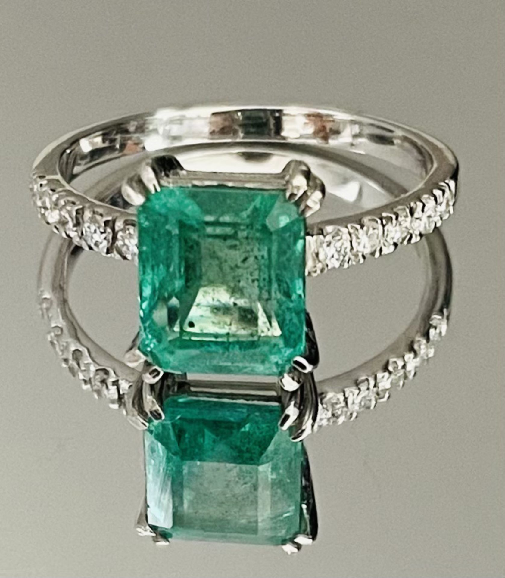 2.16 Carats Zambian Emerald With Natural Diamonds & 18k White Gold - Image 2 of 4