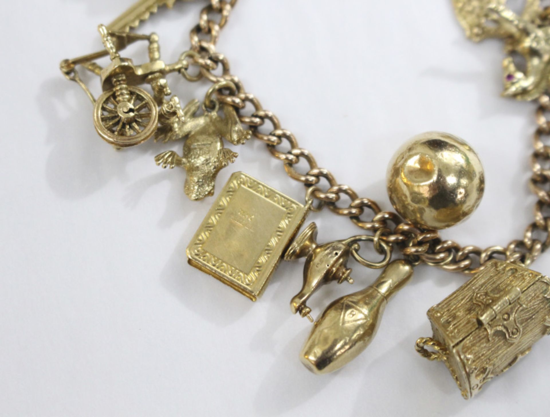 9ct Gold Vintage Charm Bracelet with 14 Charms - Image 8 of 10