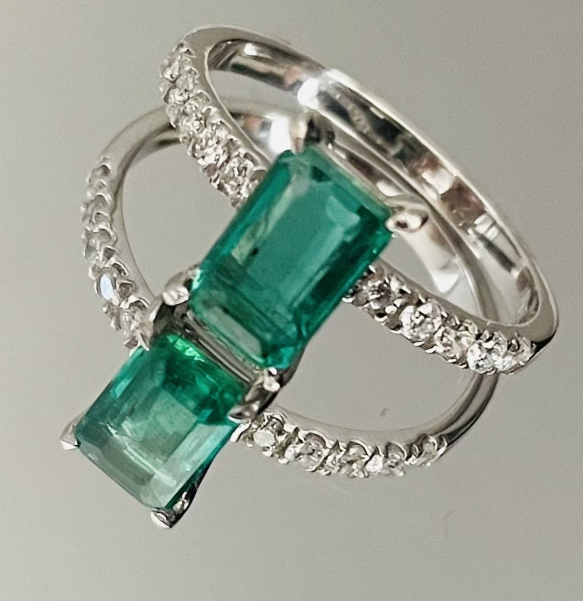 1.13 Carats Zambian Emerald Natural Diamonds & 18k White Gold - Image 2 of 3