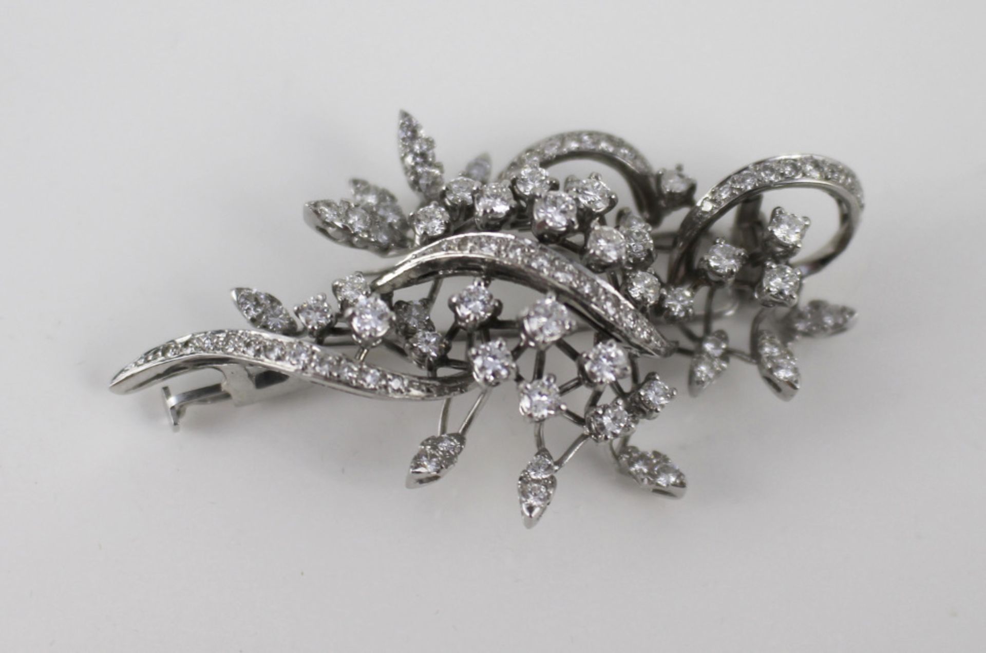 Fine Diamond Set Foliate 18ct. White Gold Brooch - Image 2 of 4