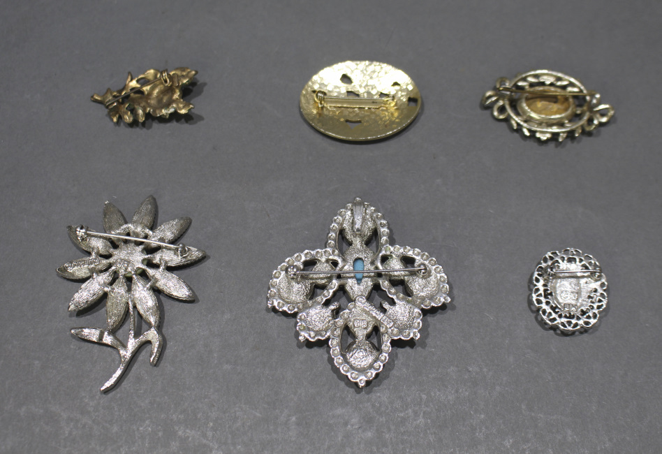 Collection of 6 Brooches