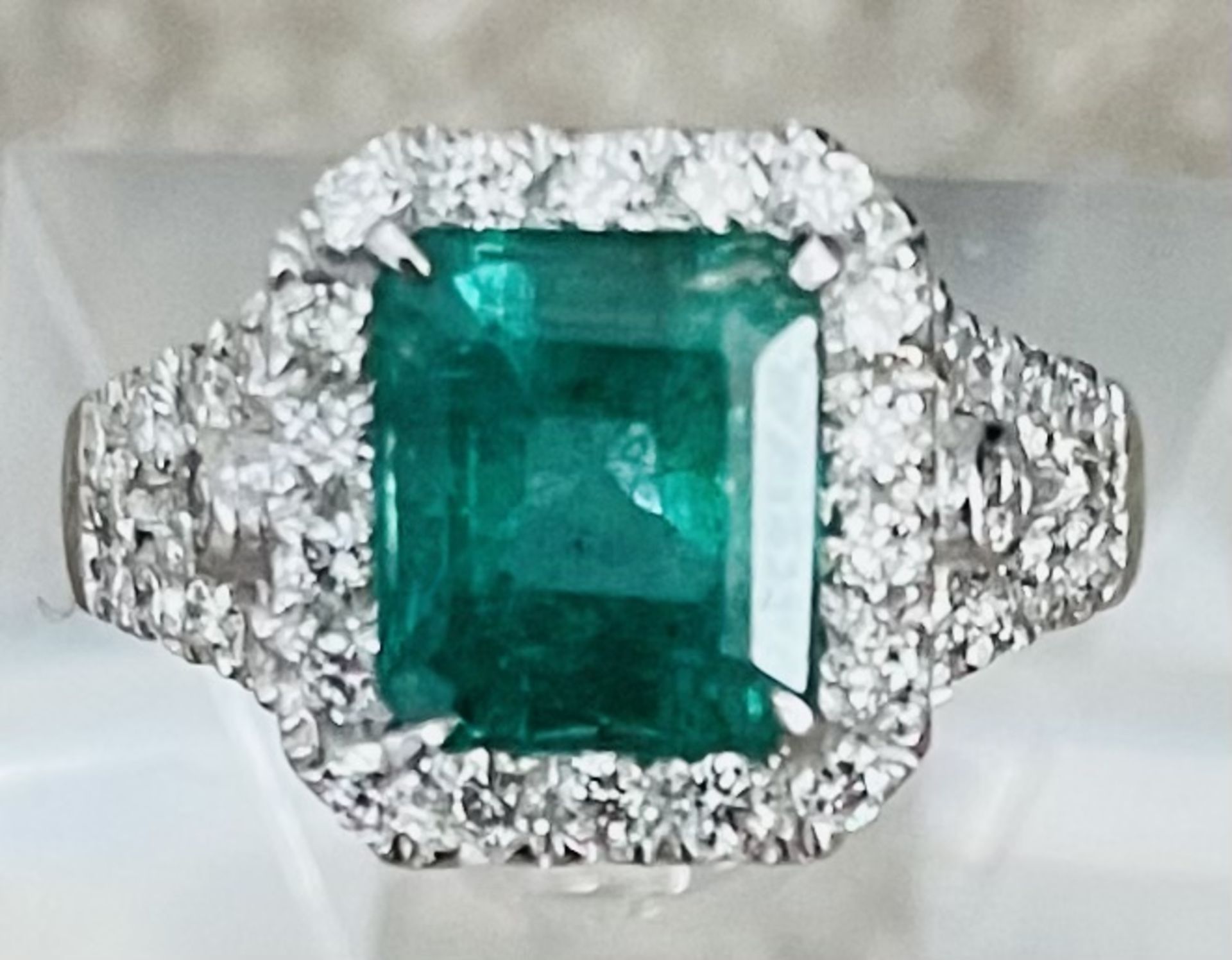 3.49 Carats Zambian Emerald With Natural Diamonds & 18k White Gold - Image 4 of 6