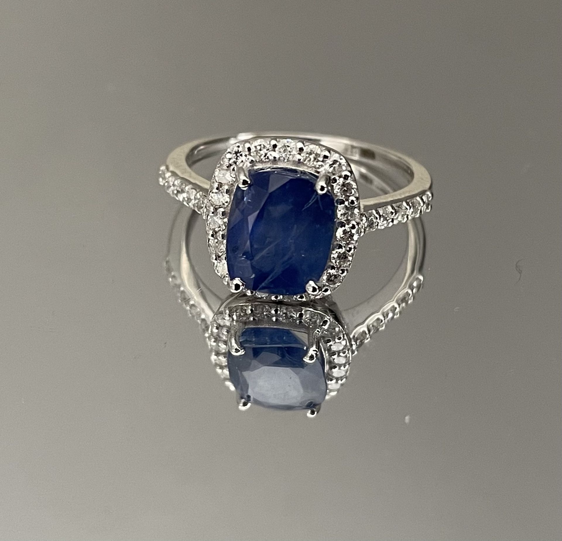 Beautiful Natural Ceylon Blue Sapphire With Natural Diamonds And 18k White Gold - Image 5 of 6