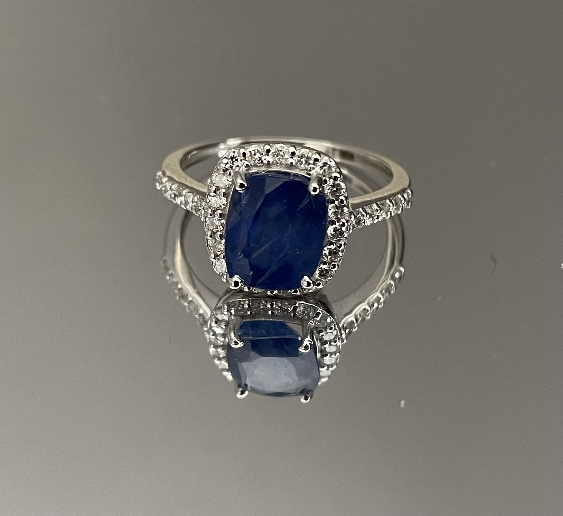 Beautiful Natural Ceylon Blue Sapphire With Natural Diamonds And 18k White Gold - Image 4 of 6