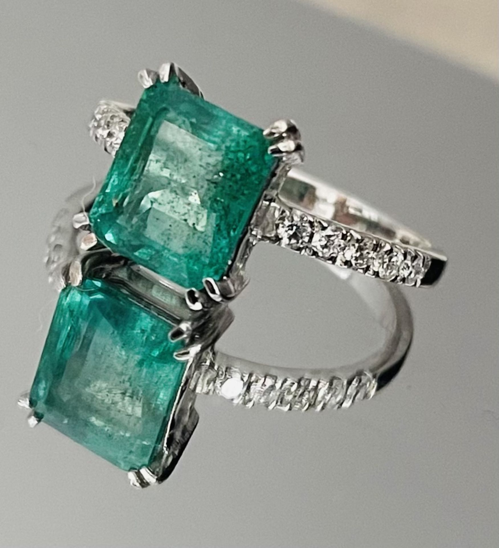 2.16 Carats Zambian Emerald With Natural Diamonds & 18k White Gold - Image 4 of 4