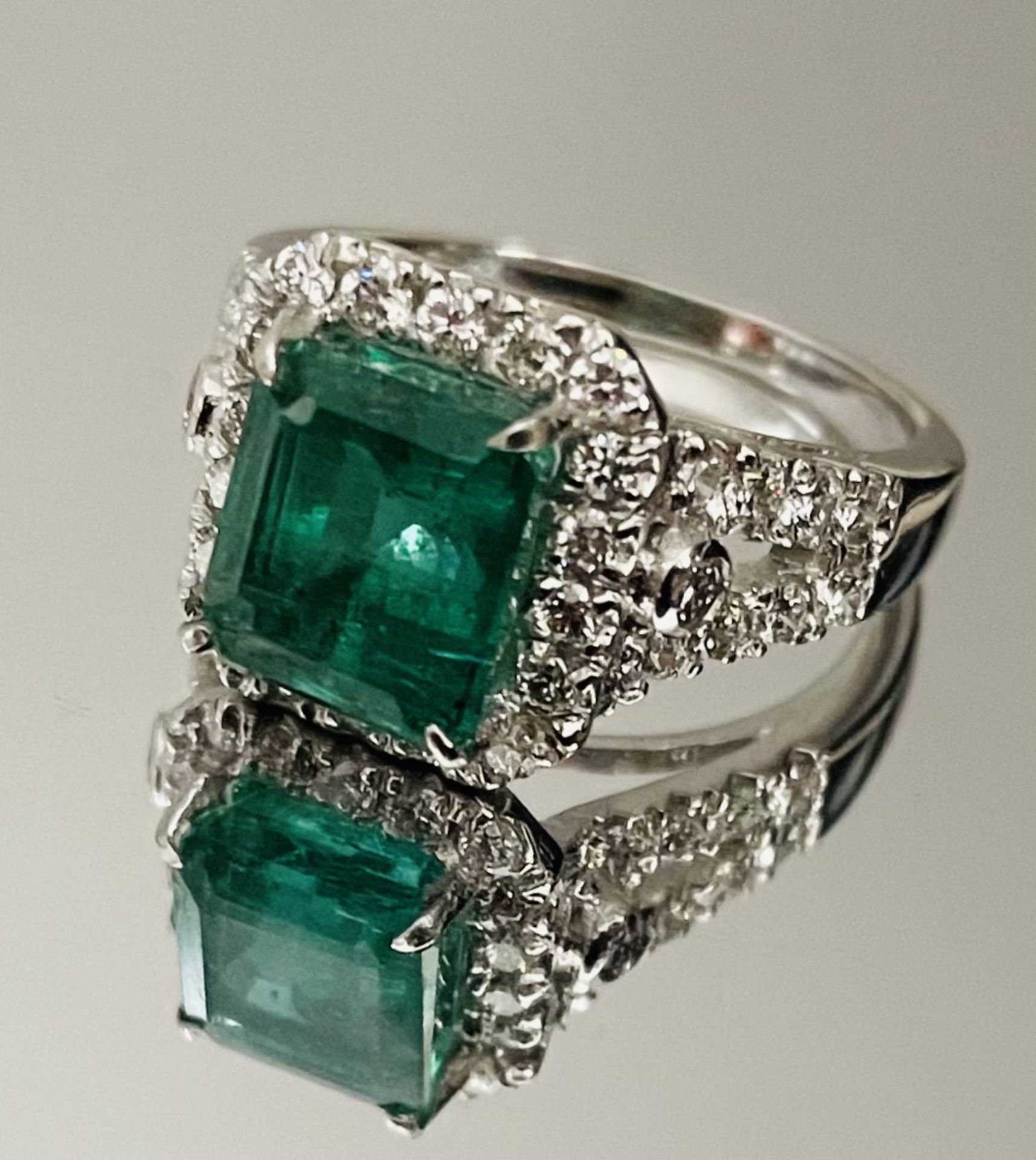 3.49 Carats Zambian Emerald With Natural Diamonds & 18k White Gold - Image 6 of 6