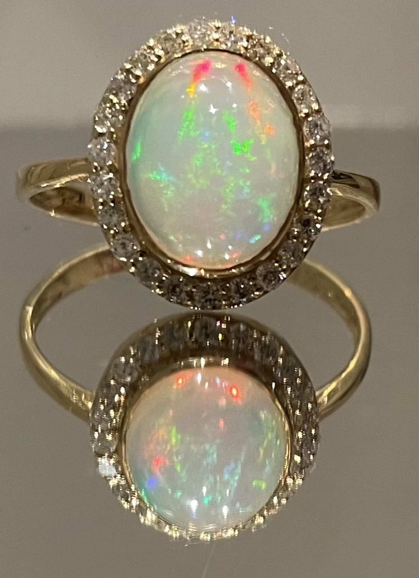 Beautiful Natural Opal Ring With Diamonds and 18k Gold - Image 2 of 4